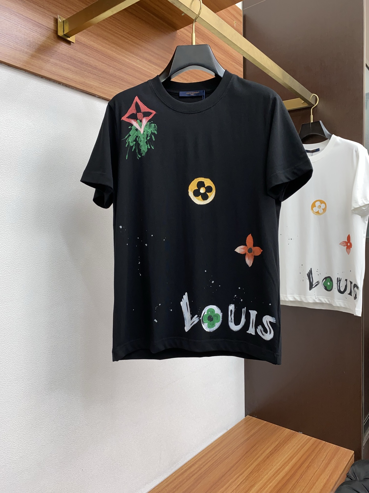 NO:456152,1v Louis Vuitton ss new craft logo pure cotton wide version round neck men's short-sleeved T-shirt, the new season and new launch series cleverly integrates the logo into the design, shaping a series of sports style items full of retro style. On this versatile T-shirt, a pattern with a hint of nostalgic meaning is presented in the body in a low-key manner, and the cuffs are piping. The specific original version is preferred to develop double-strand cotton plain fabric, with wide upper body and comfortable, and the outside and the inside are matched casually. M-3xL z,,louis vuitton,T-shirt,tees,t-shirt,alexander wang198609091v 路易威登 ss新工艺logo纯棉质阔版圆领男士短袖T恤,新季新推系列将标识巧妙融入设计,塑就一系列充满复古风情的运动风单品.在这款百搭T恤上,带着一丝怀旧意蕴的图案低调呈现于衣身,袖口滚边相得益彰.优选特定原版开发双股精棉平纹面料,上身挺阔舒适度佳,外穿内搭随意搭配 M-3xL z,,louis vuitton,T-shirt,tees，t-shirt,alexander wang,Men's clothing