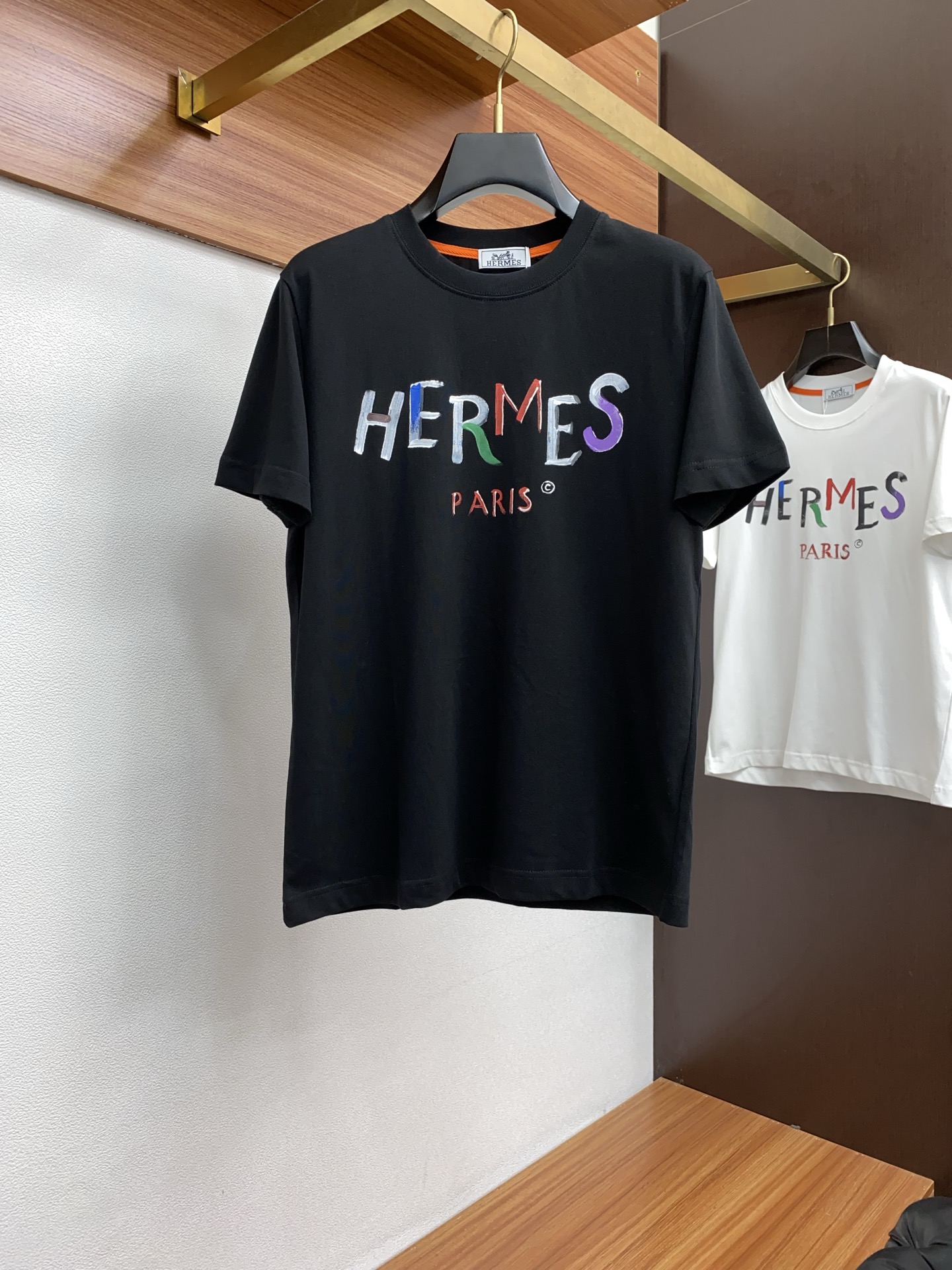 NO:456168,Hermes ss new craft logo pure cotton wide version round neck men's short-sleeved T-shirt, the new season and new launch series cleverly integrates the logo into the design, shaping a series of sports style items full of retro style. On this versatile T-shirt, a pattern with a hint of nostalgia is presented in the body in a low-key manner, and the cuffs are piping. The original version is preferred to develop double-strand cotton plain fabric, with wide upper body and comfortable, and the outside and the inside are matched casually. M-3xL wm,,hermes,T-shirt,tees,t-shirt,alexander wang19860909爱马仕 ss新工艺logo纯棉质阔版圆领男士短袖T恤,新季新推系列将标识巧妙融入设计,塑就一系列充满复古风情的运动风单品.在这款百搭T恤上,带着一丝怀旧意蕴的图案低调呈现于衣身,袖口滚边相得益彰.优选特定原版开发双股精棉平纹面料,上身挺阔舒适度佳,外穿内搭随意搭配 M-3xL wm,,hermes,T-shirt,tees，t-shirt,alexander wang,Men's clothing