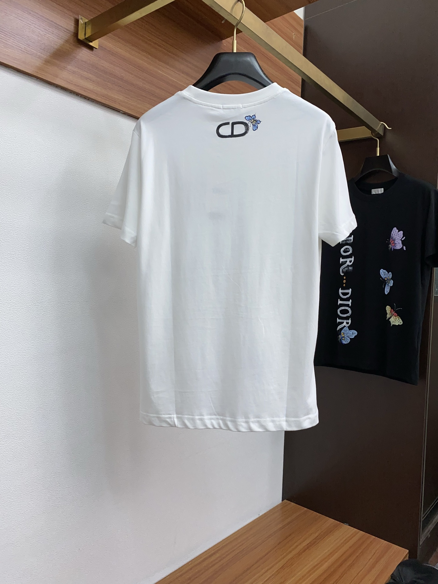  迪奥 ss新工艺logo纯棉质阔版圆领男士短袖T恤，新季新推系列将标识巧妙融入设计，塑就一系列充满复古