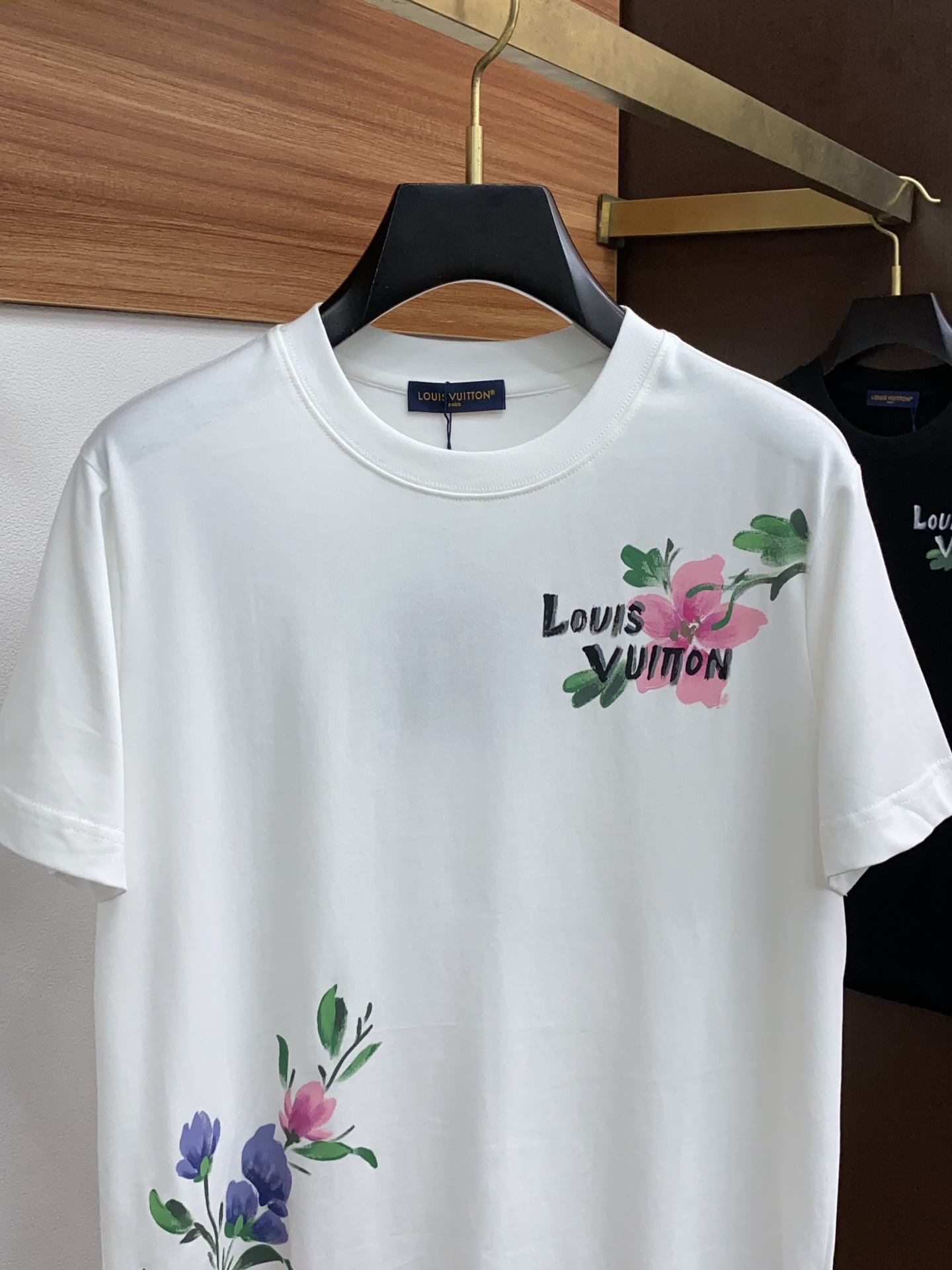  1v 路易威登 ss新工艺logo纯棉质阔版圆领男士短袖T恤，新季新推系列将标识巧妙融入设计，塑就一系