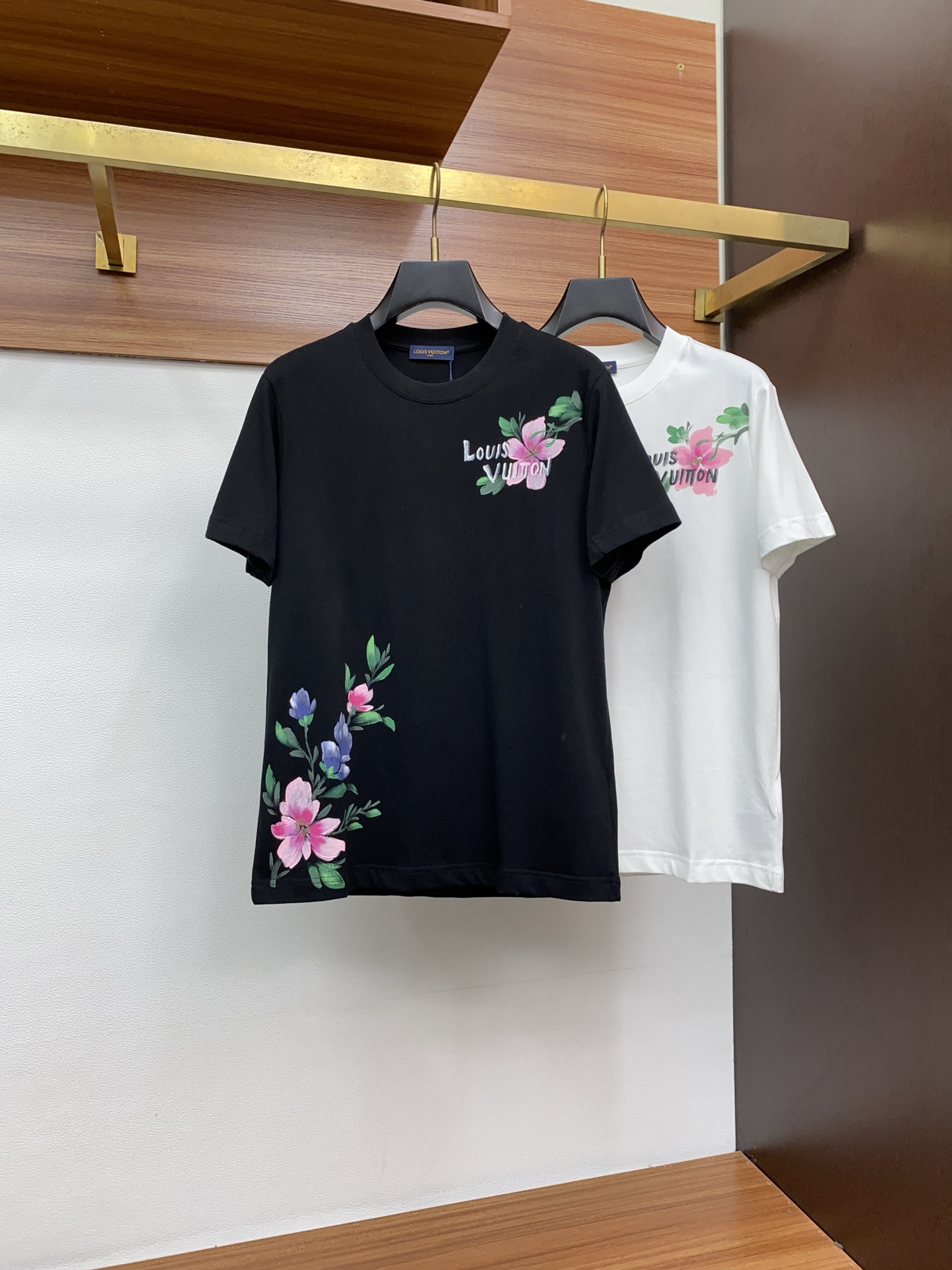  1v 路易威登 ss新工艺logo纯棉质阔版圆领男士短袖T恤，新季新推系列将标识巧妙融入设计，塑就一系