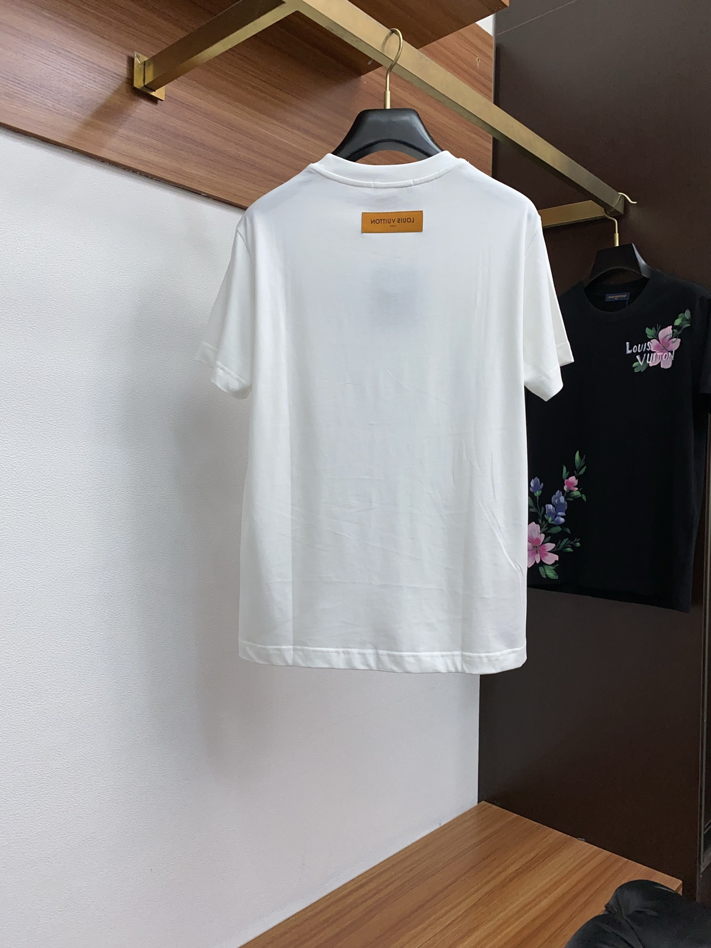  1v 路易威登 ss新工艺logo纯棉质阔版圆领男士短袖T恤，新季新推系列将标识巧妙融入设计，塑就一系