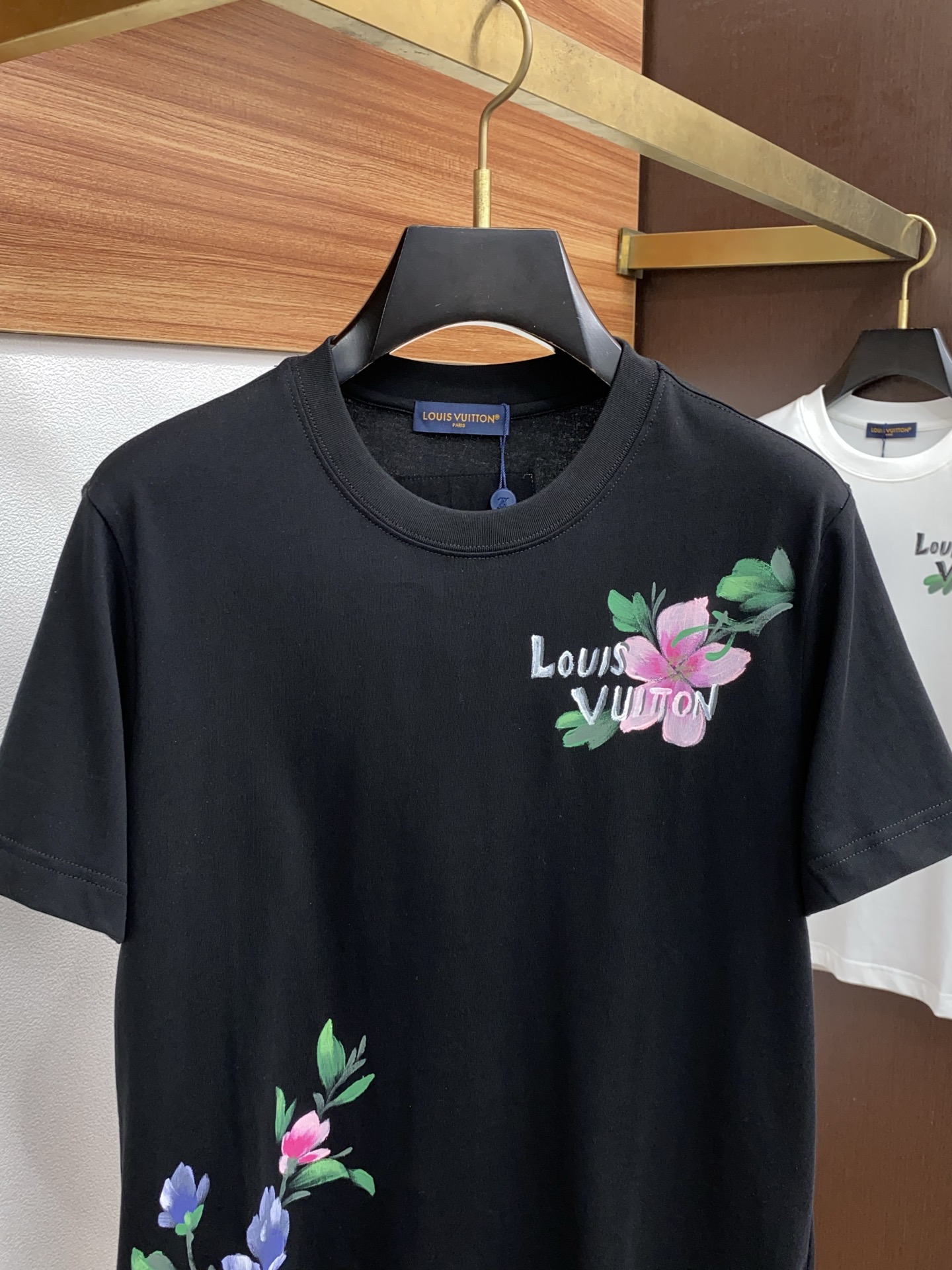  1v 路易威登 ss新工艺logo纯棉质阔版圆领男士短袖T恤，新季新推系列将标识巧妙融入设计，塑就一系