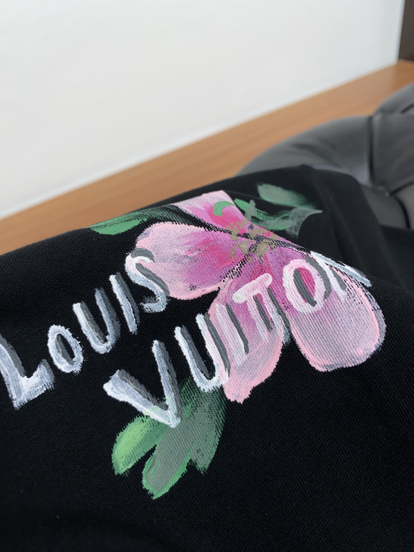  1v 路易威登 ss新工艺logo纯棉质阔版圆领男士短袖T恤，新季新推系列将标识巧妙融入设计，塑就一系