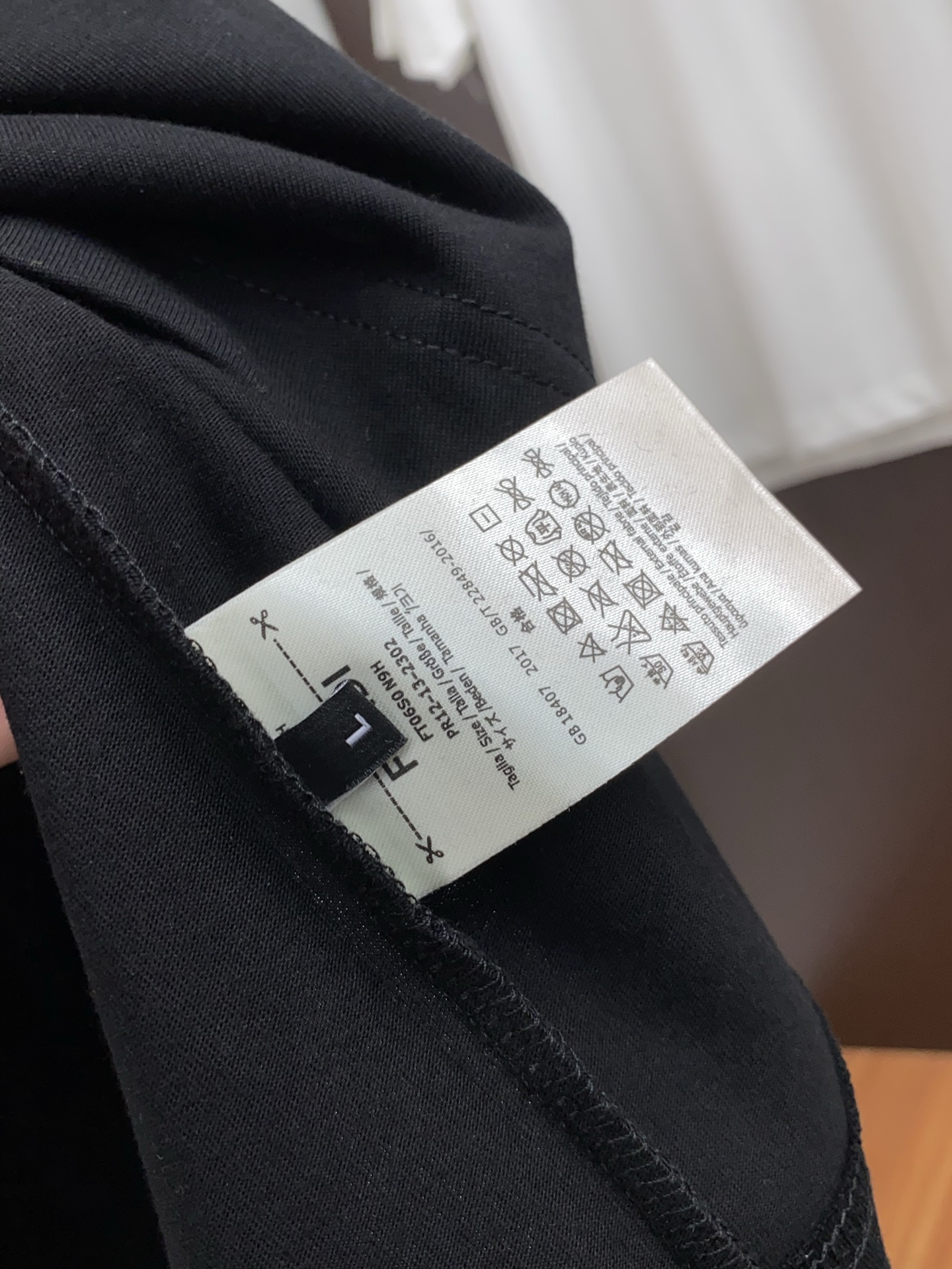  芬迪 ss新工艺logo纯棉质阔版圆领男士短袖T恤，新季新推系列将标识巧妙融入设计，塑就一系列充满复古