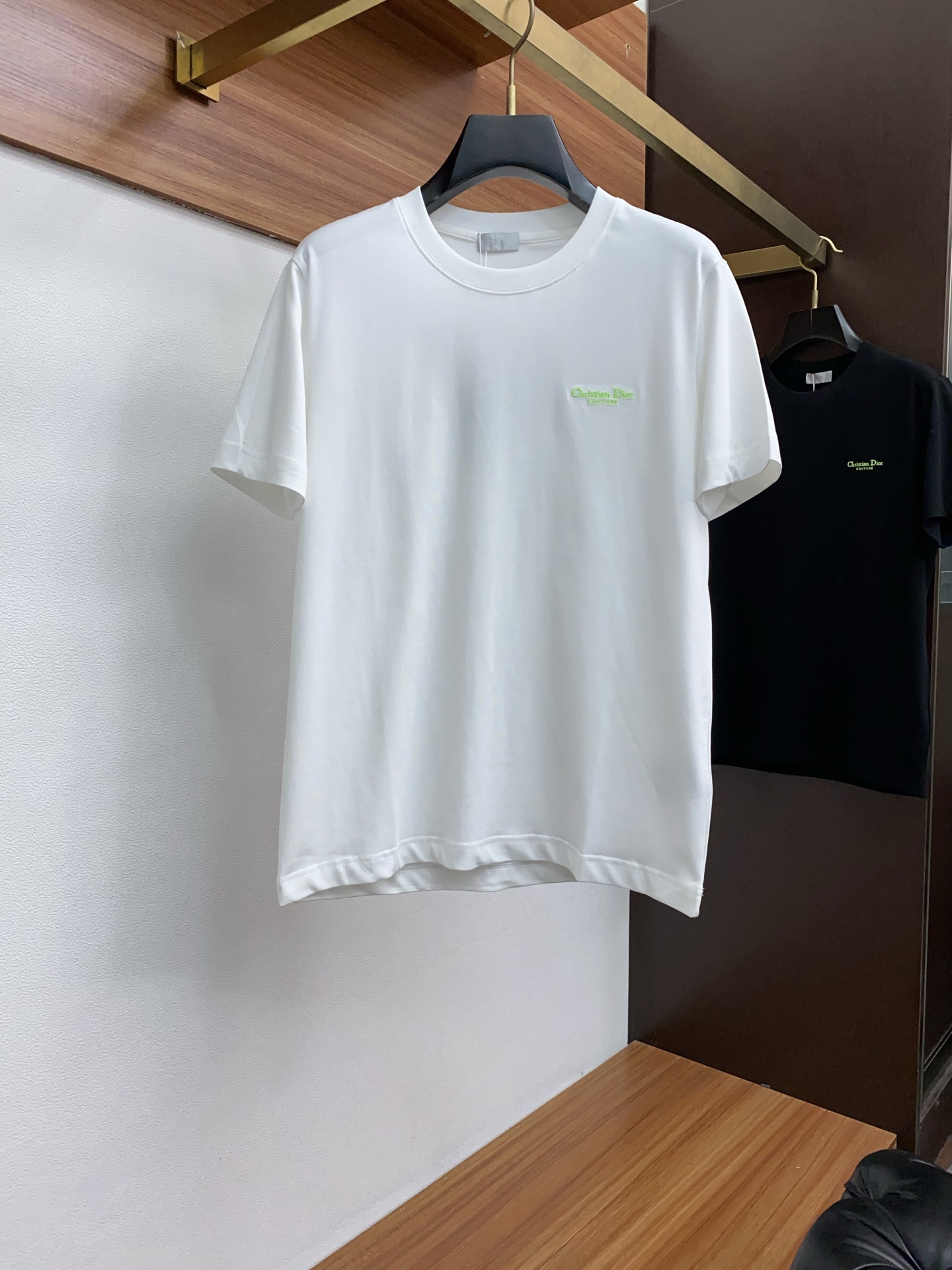  迪奥 ss新工艺logo纯棉质阔版圆领男士短袖T恤，新季新推系列将标识巧妙融入设计，塑就一系列充满复古