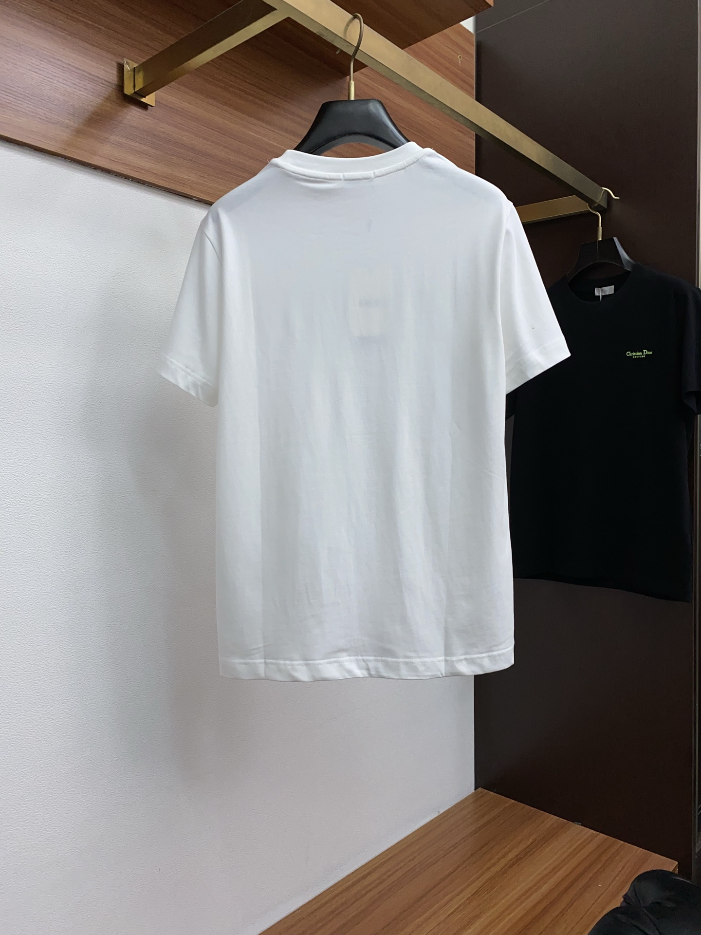  迪奥 ss新工艺logo纯棉质阔版圆领男士短袖T恤，新季新推系列将标识巧妙融入设计，塑就一系列充满复古