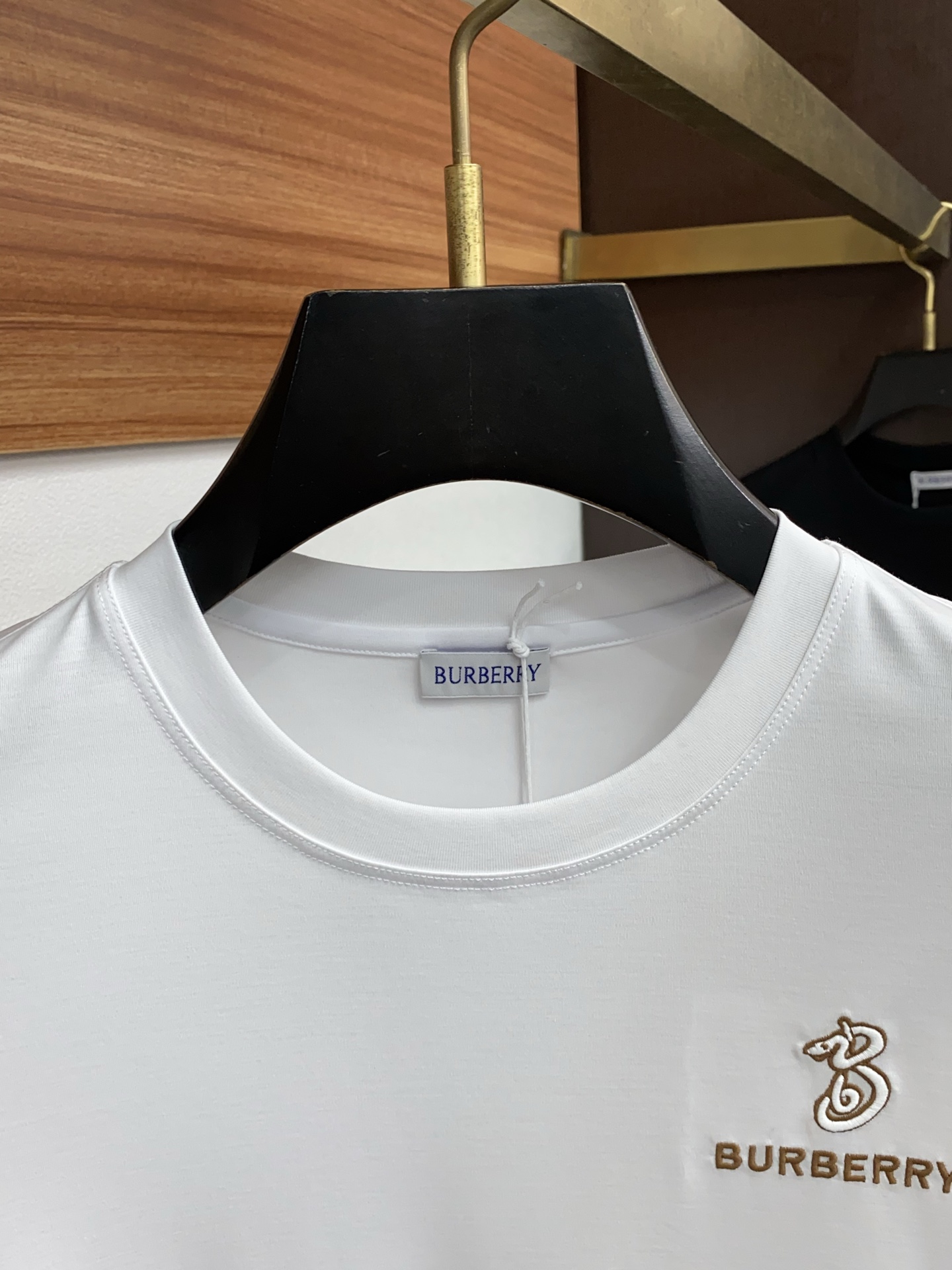 巴宝莉 2025春夏新款首发专柜最新款圆领短袖 高端订制 设计前卫时尚！品牌logo重工艺设计 高端定制