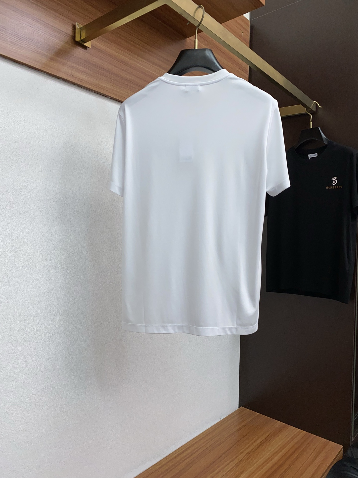 巴宝莉 2025春夏新款首发专柜最新款圆领短袖 高端订制 设计前卫时尚！品牌logo重工艺设计 高端定制