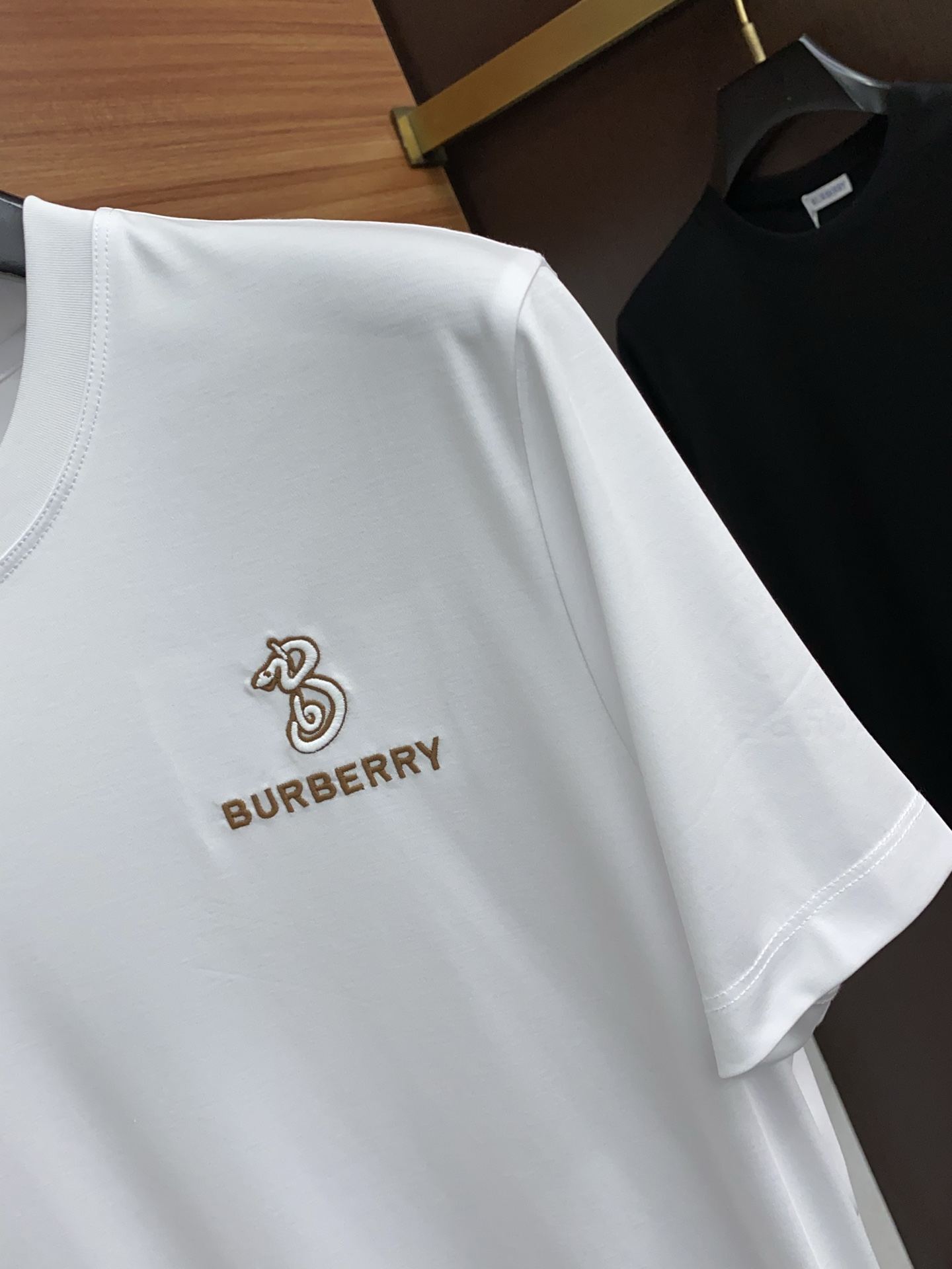 巴宝莉 2025春夏新款首发专柜最新款圆领短袖 高端订制 设计前卫时尚！品牌logo重工艺设计 高端定制