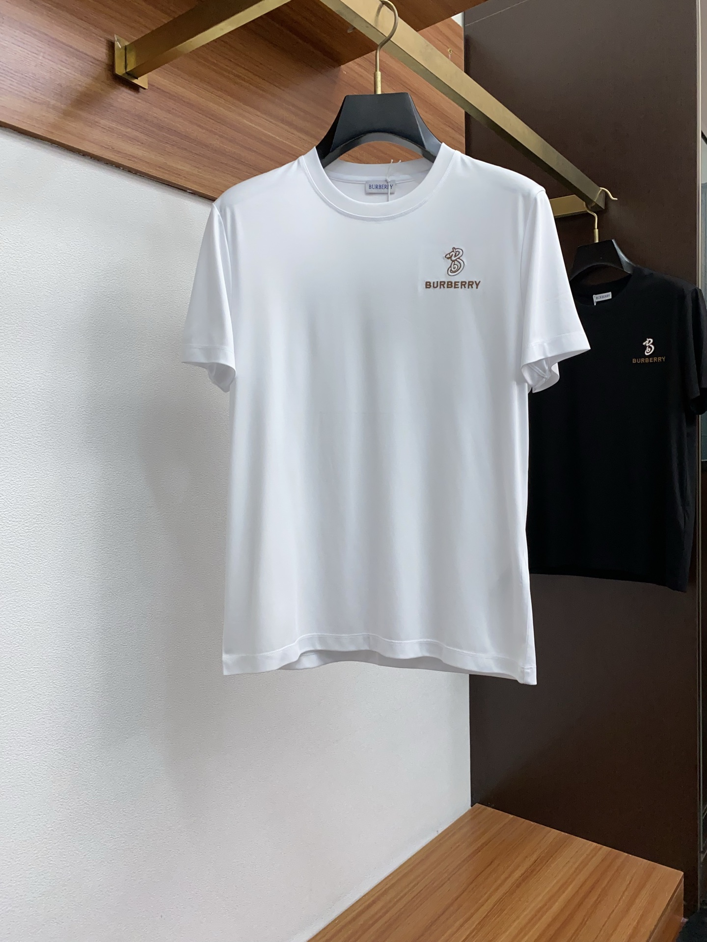 巴宝莉 2025春夏新款首发专柜最新款圆领短袖 高端订制 设计前卫时尚！品牌logo重工艺设计 高端定制