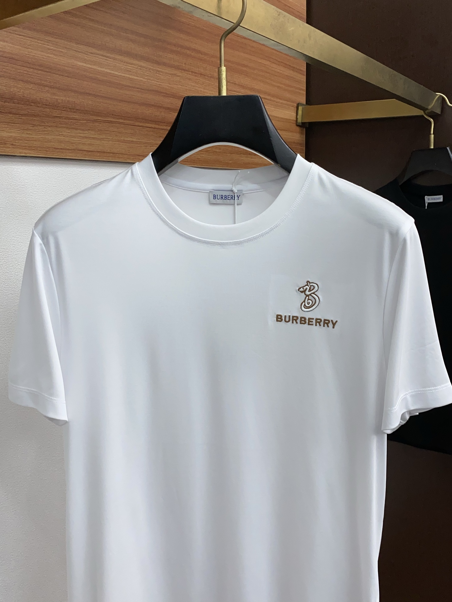 巴宝莉 2025春夏新款首发专柜最新款圆领短袖 高端订制 设计前卫时尚！品牌logo重工艺设计 高端定制