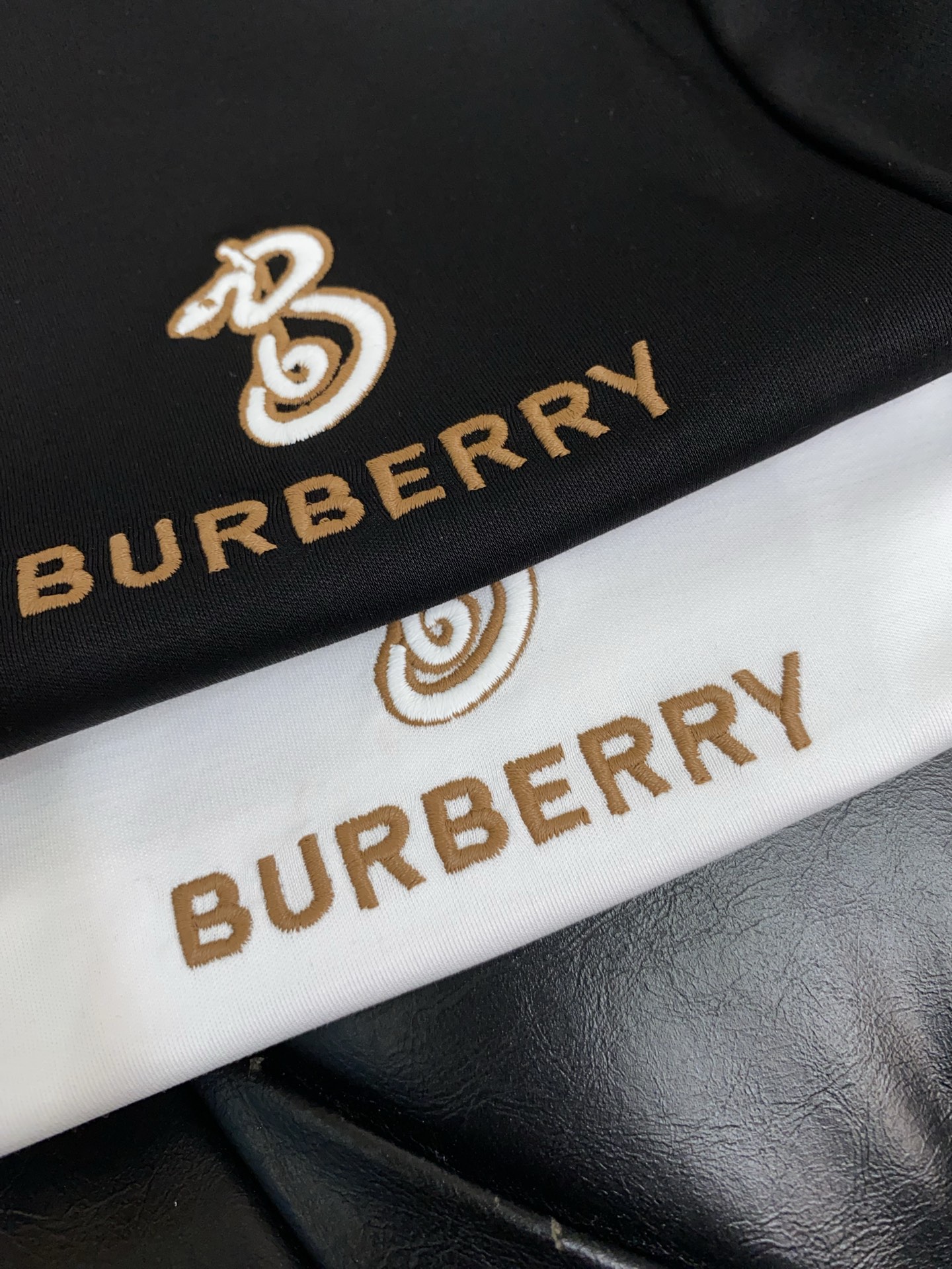 巴宝莉 2025春夏新款首发专柜最新款圆领短袖 高端订制 设计前卫时尚！品牌logo重工艺设计 高端定制