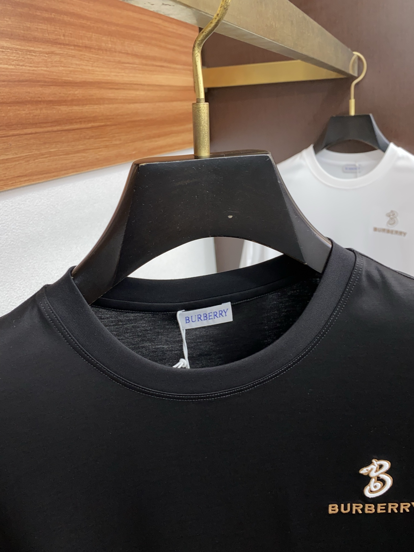 巴宝莉 2025春夏新款首发专柜最新款圆领短袖 高端订制 设计前卫时尚！品牌logo重工艺设计 高端定制