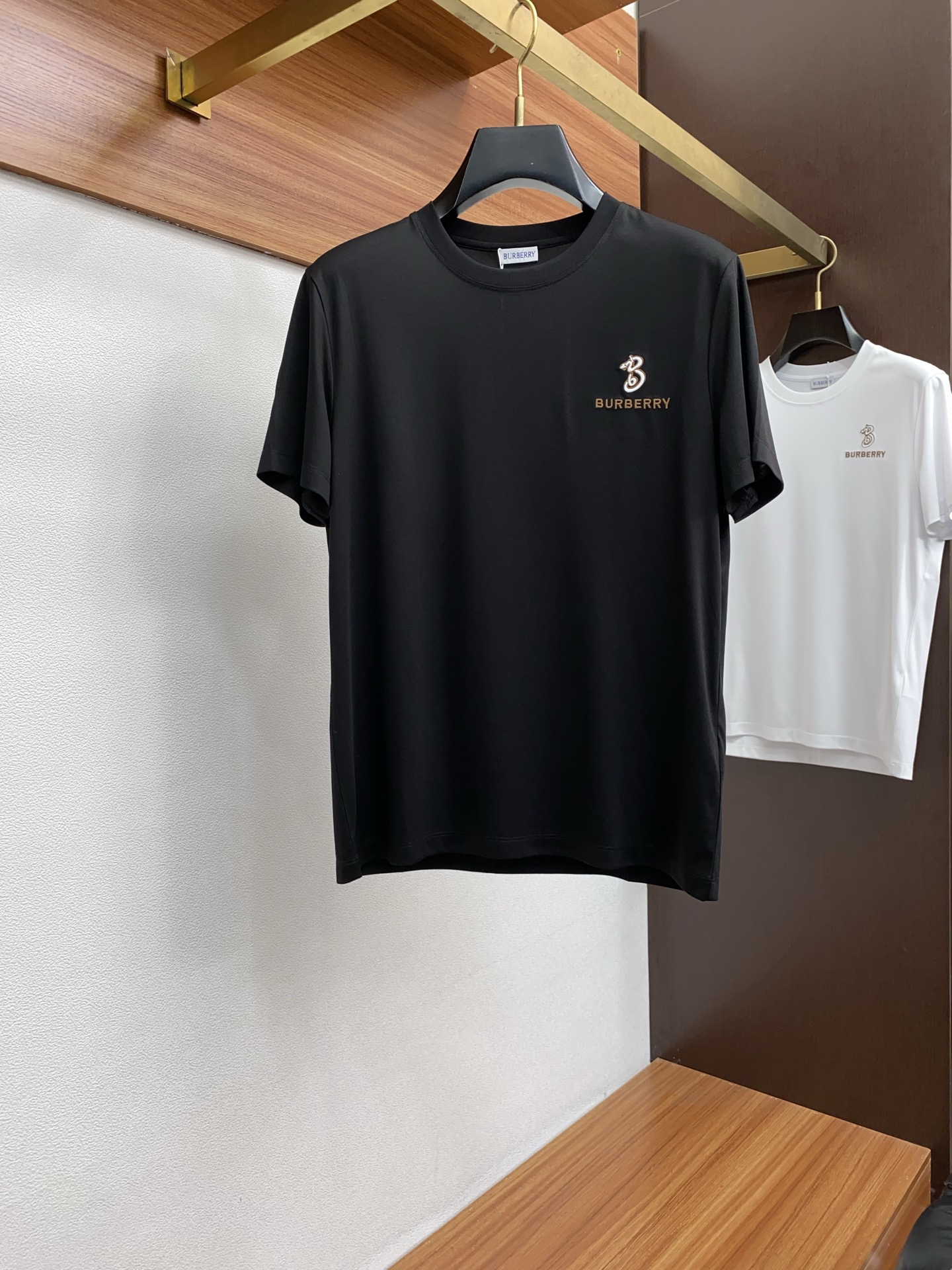 巴宝莉 2025春夏新款首发专柜最新款圆领短袖 高端订制 设计前卫时尚！品牌logo重工艺设计 高端定制