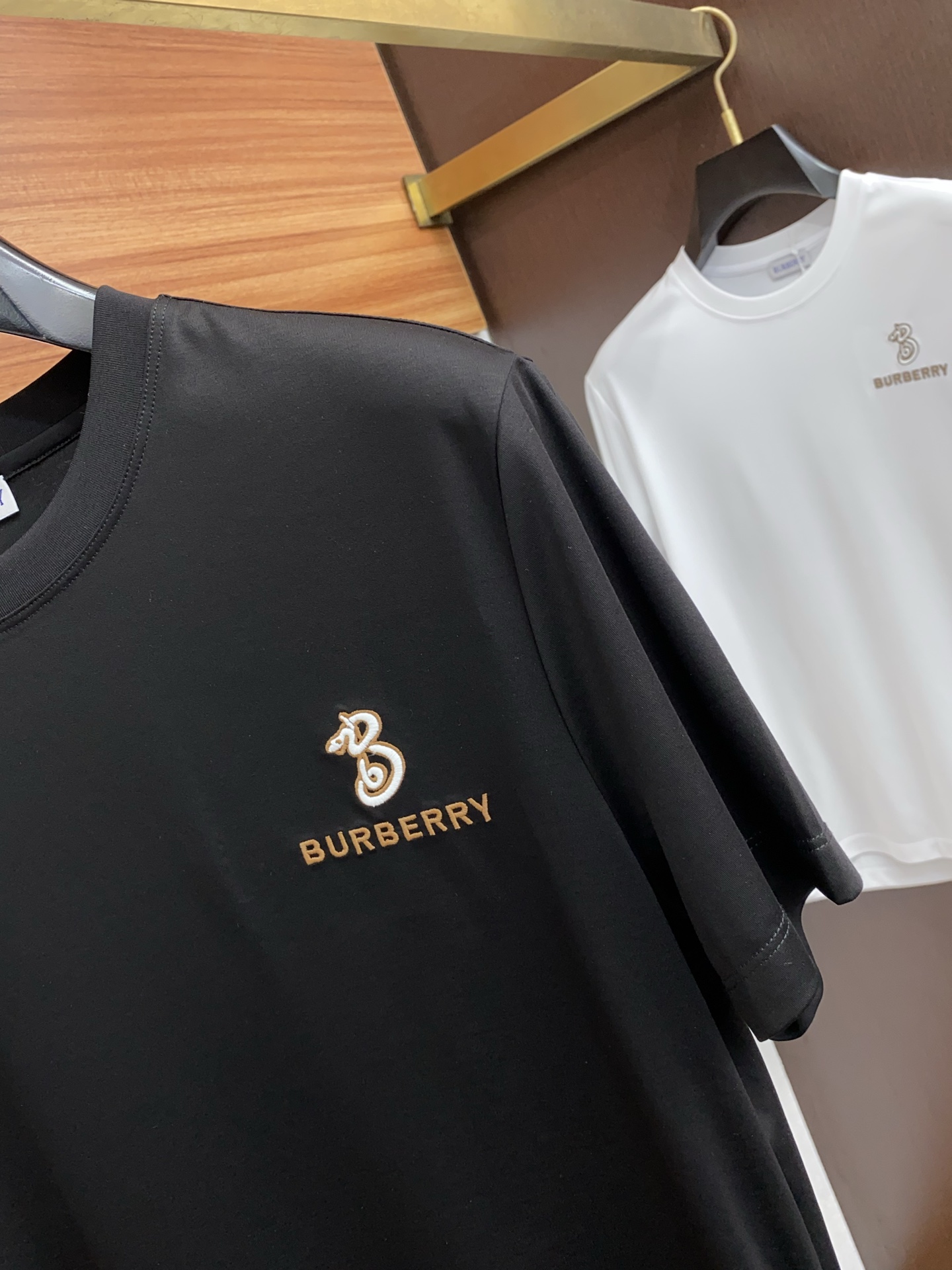 巴宝莉 2025春夏新款首发专柜最新款圆领短袖 高端订制 设计前卫时尚！品牌logo重工艺设计 高端定制