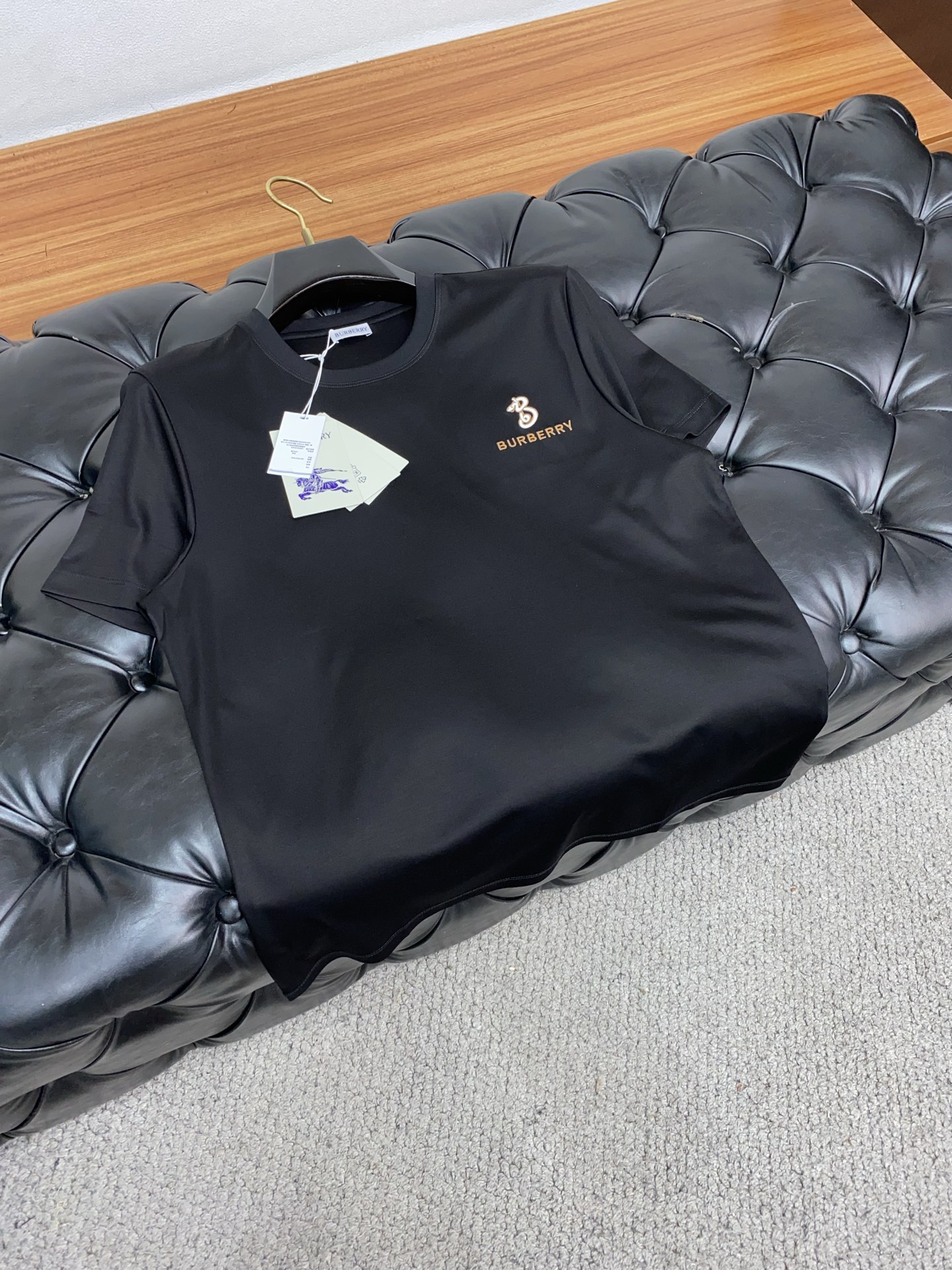 巴宝莉 2025春夏新款首发专柜最新款圆领短袖 高端订制 设计前卫时尚！品牌logo重工艺设计 高端定制