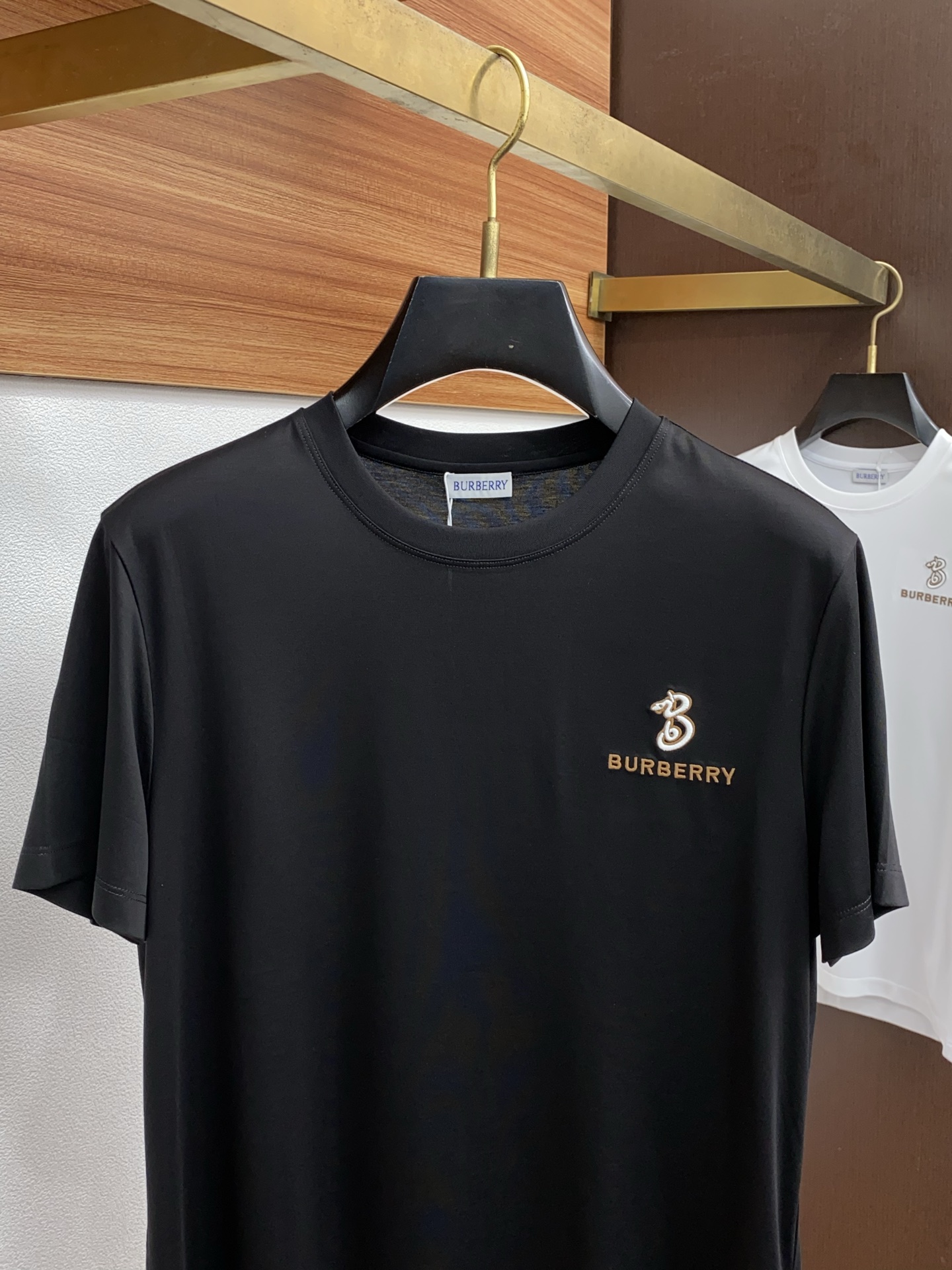 巴宝莉 2025春夏新款首发专柜最新款圆领短袖 高端订制 设计前卫时尚！品牌logo重工艺设计 高端定制