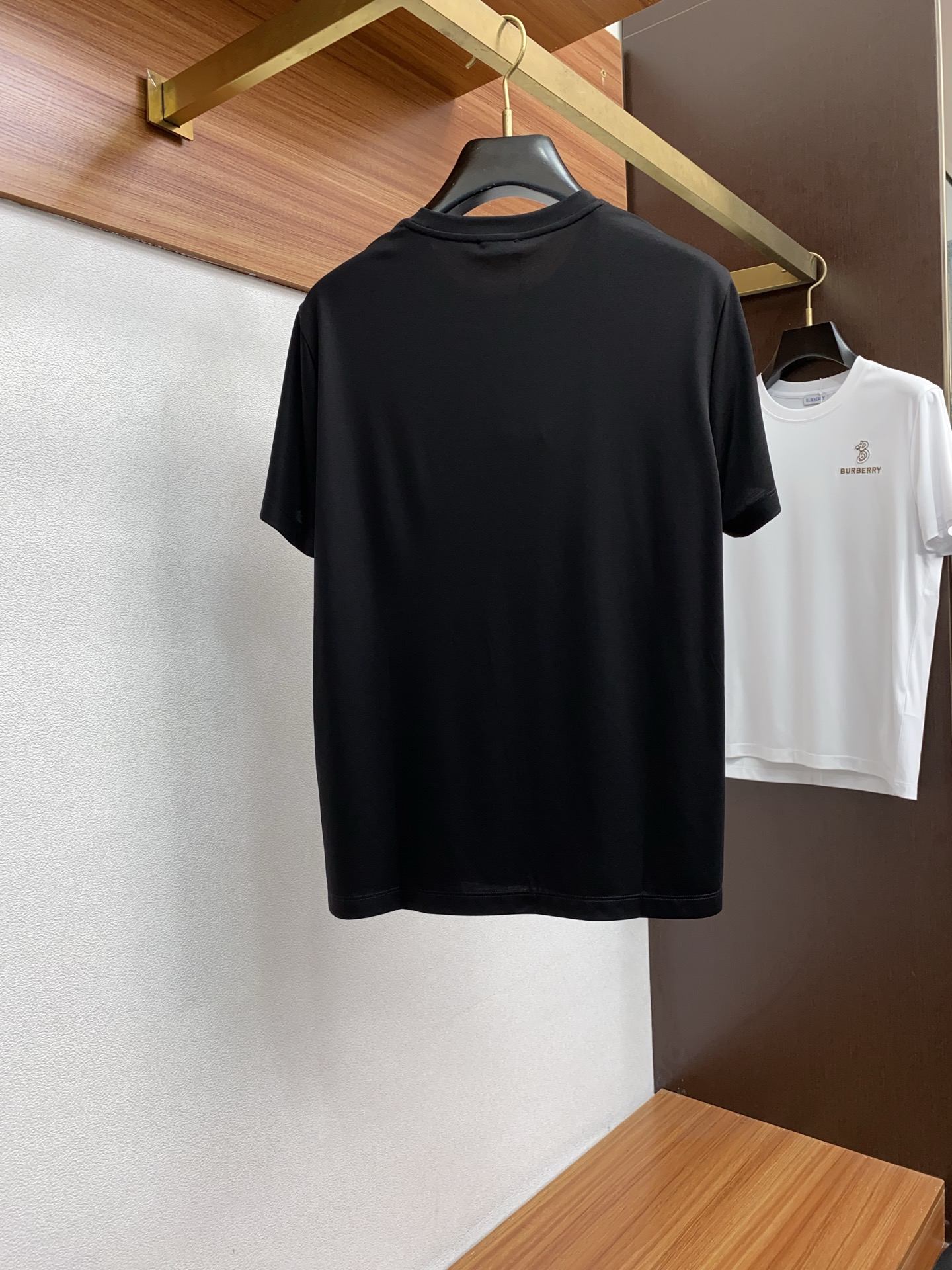 巴宝莉 2025春夏新款首发专柜最新款圆领短袖 高端订制 设计前卫时尚！品牌logo重工艺设计 高端定制