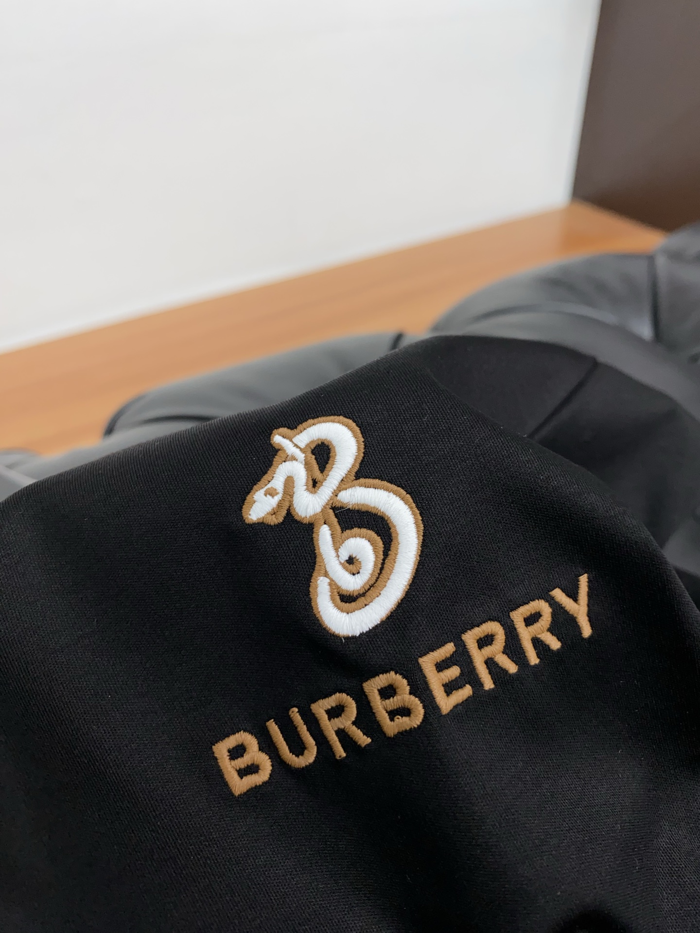 巴宝莉 2025春夏新款首发专柜最新款圆领短袖 高端订制 设计前卫时尚！品牌logo重工艺设计 高端定制