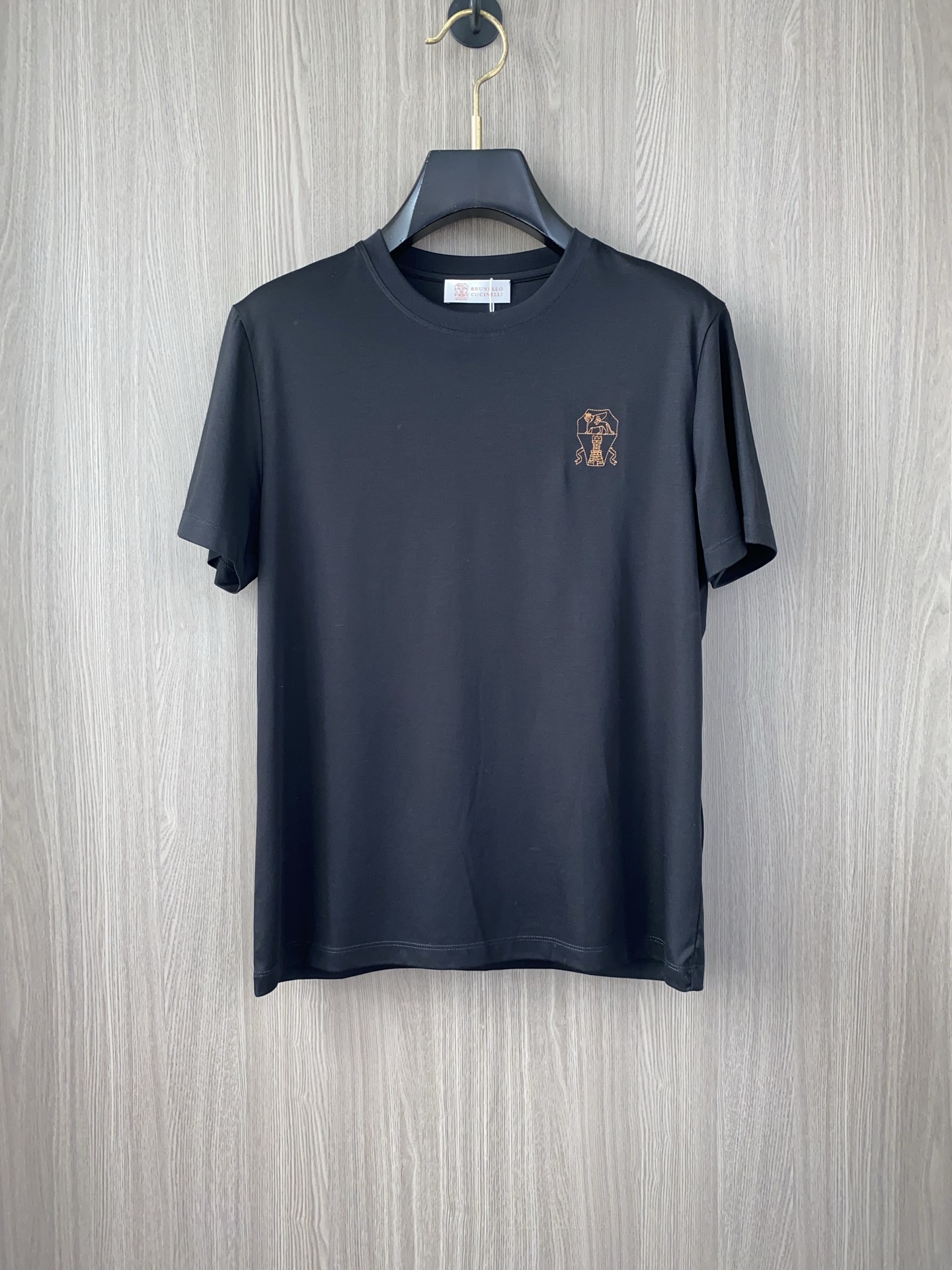 NO:474279,BC 2025 spring and summer new styles are the latest round neck short sleeves in the counter, high-end customization, avant-garde and fashionable design!  Brand logo heavy craft design, high-end customized 100 double-sided mercerated cotton fabric, soft feel, comfortable to wear, exquisite counter-level car line, fine workmanship, invincible and handsome upper body effect!  A must-have item for handsome men!  Code number M-3xL., T-shirt,alexander wang19860909BC 2025春夏新款首发专柜最新款圆领短袖 高端订制 设计前卫时尚！品牌logo重工艺设计 高端定制100支双面丝光棉面料.手感柔软.穿着舒适.专柜级别精致车线.做工精细.上身效果无敌帅气！型男必备单品！码数M-3xL.,,T-shirt,alexander wang,Men's clothing