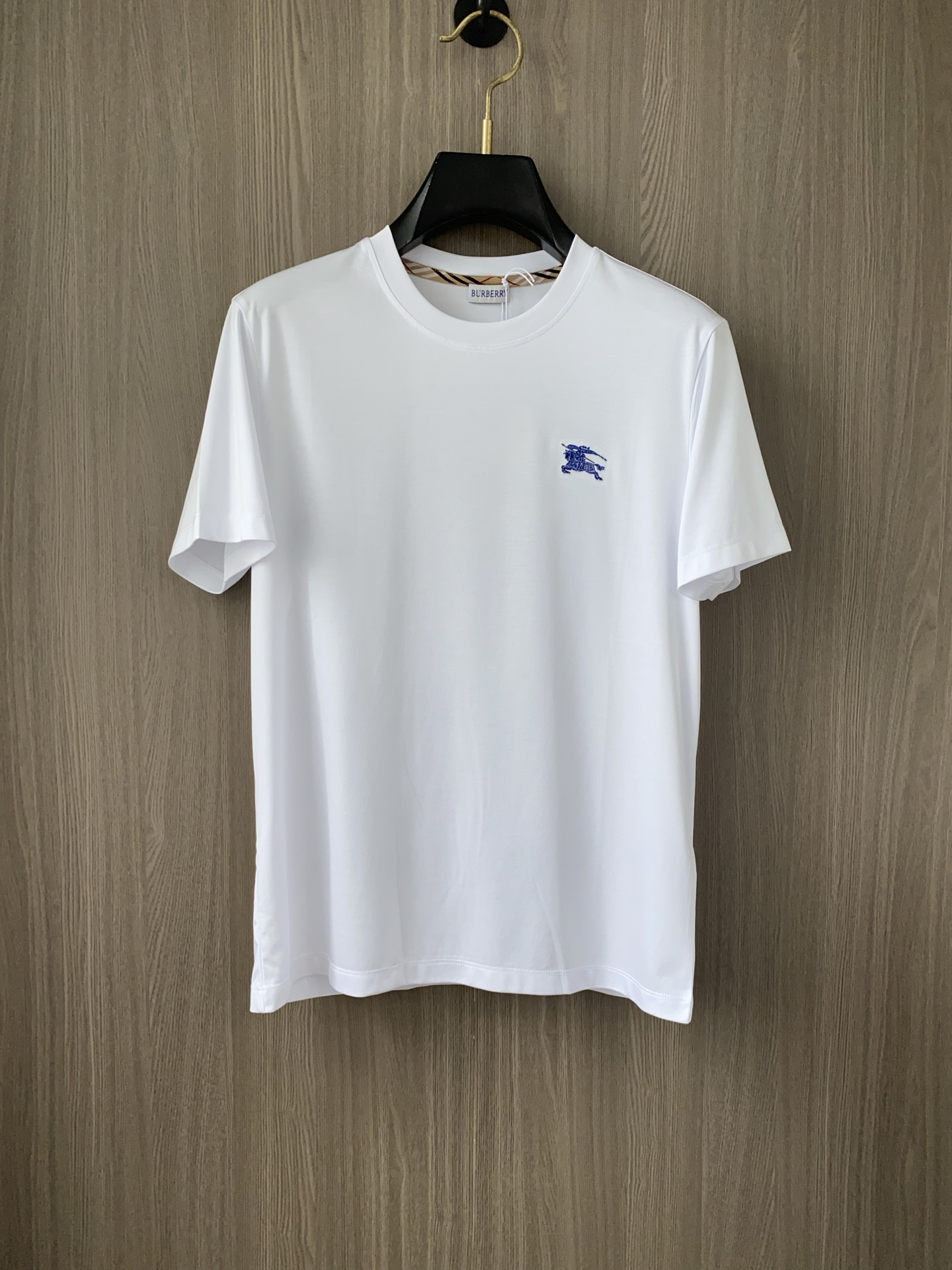 NO:474283,Burberry's new spring and summer new model in the first counter with the latest round neck short sleeves, high-end customization, avant-garde and fashionable design!  Brand logo heavy craft design, high-end customized 100 double-sided mercerated cotton fabric, soft feel, comfortable to wear, exquisite counter-level car line, fine workmanship, invincible and handsome upper body effect!  A must-have item for handsome men!  Code number M-3xL., burberry, T-shirt, alexander wang19860909巴宝莉 2025春夏新款首发专柜最新款圆领短袖 高端订制 设计前卫时尚！品牌logo重工艺设计 高端定制100支双面丝光棉面料.手感柔软.穿着舒适.专柜级别精致车线.做工精细.上身效果无敌帅气！型男必备单品！码数M-3xL.,,burberry,T-shirt,alexander wang,Men's clothing