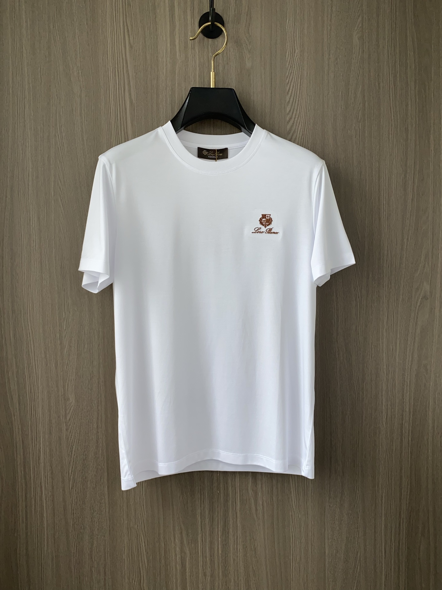 NO:474287,Lp Nuoyou Pianya 2025 spring and summer new style first-time counter latest round neck short sleeves, high-end customization, avant-garde and fashionable design!  Brand logo heavy craft design, high-end customized 100 double-sided mercerated cotton fabric, soft feel, comfortable to wear, exquisite counter-level car line, fine workmanship, invincible and handsome upper body effect!  A must-have item for handsome men!  Code number M-3xL., loro piana, T-shirt, alexander wang19860909Lp 诺悠翩雅 2025春夏新款首发专柜最新款圆领短袖 高端订制 设计前卫时尚！品牌logo重工艺设计 高端定制100支双面丝光棉面料.手感柔软.穿着舒适.专柜级别精致车线.做工精细.上身效果无敌帅气！型男必备单品！码数M-3xL.,,loro piana,T-shirt,alexander wang,Men's clothing