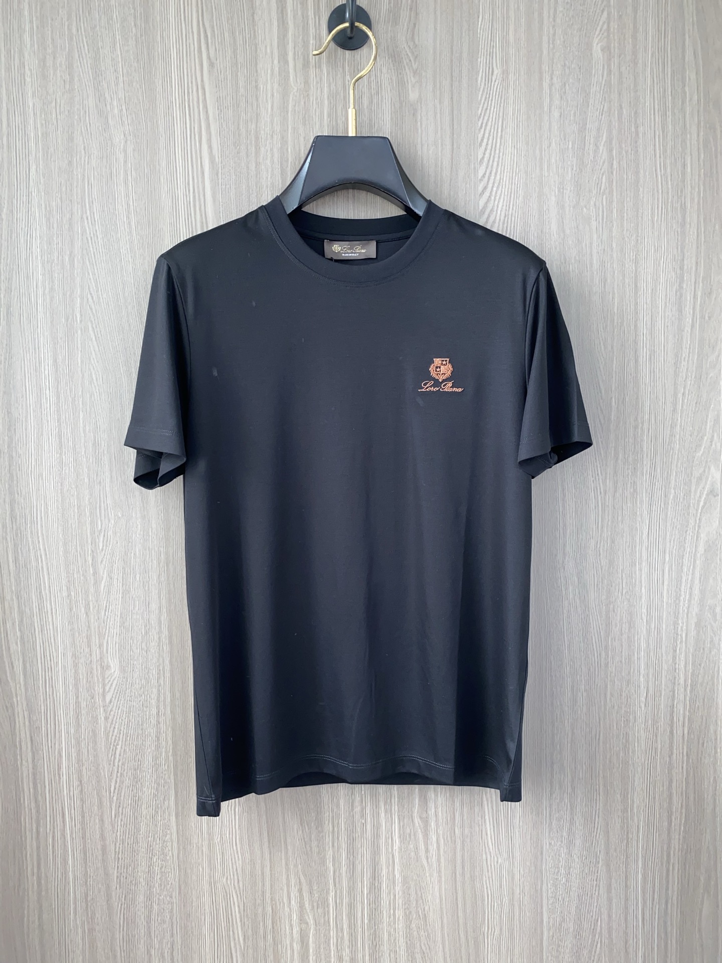 NO:474296,lp Nuoyou Pianya 2025 spring and summer new style first-time counter latest round neck short sleeves, high-end customization, avant-garde and fashionable design!  Brand logo heavy craft design, high-end customized 100 double-sided mercerated cotton fabric, soft feel, comfortable to wear, exquisite counter-level car line, fine workmanship, invincible and handsome upper body effect!  A must-have item for handsome men!  Code number M-3xL., loro piana, T-shirt, alexander wang19860909lp 诺悠翩雅 2025春夏新款首发专柜最新款圆领短袖 高端订制 设计前卫时尚！品牌logo重工艺设计 高端定制100支双面丝光棉面料.手感柔软.穿着舒适.专柜级别精致车线.做工精细.上身效果无敌帅气！型男必备单品！码数M-3xL.,,loro piana,T-shirt,alexander wang,Men's clothing