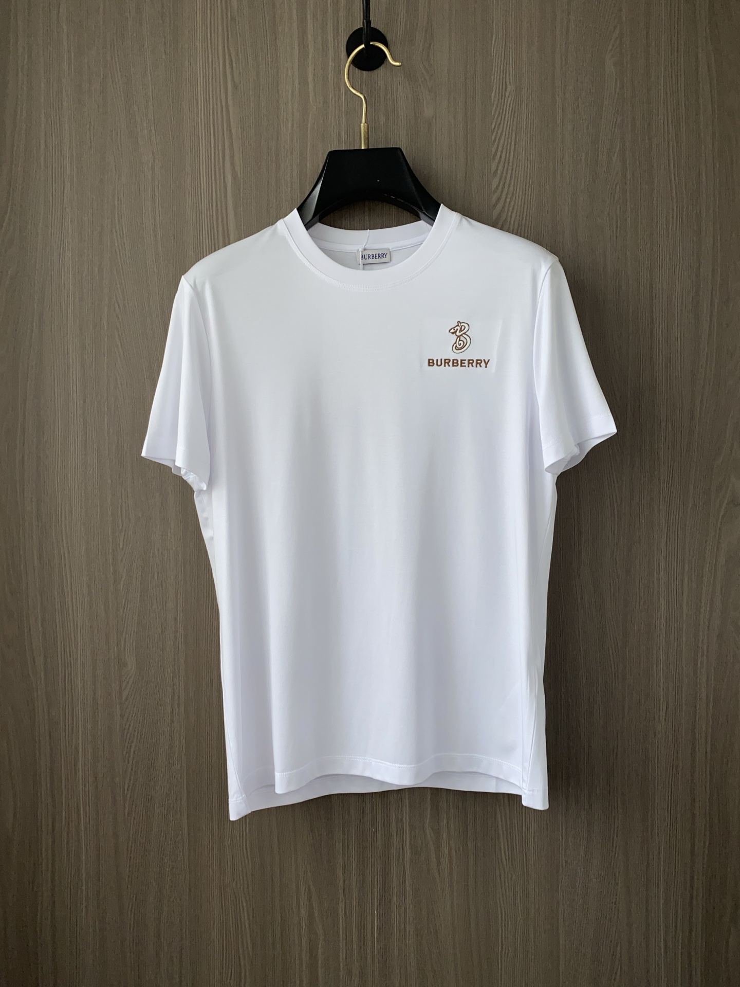 NO:474291,Burberry's new spring and summer new model in the first counter with the latest round neck short sleeves, high-end customization, avant-garde and fashionable design!  Brand logo heavy craft design, high-end customized 100 double-sided mercerated cotton fabric, soft feel, comfortable to wear, exquisite counter-level car line, fine workmanship, invincible and handsome upper body effect!  A must-have item for handsome men!  Code number M-3xL., burberry, T-shirt, alexander wang19860909巴宝莉 2025春夏新款首发专柜最新款圆领短袖 高端订制 设计前卫时尚！品牌logo重工艺设计 高端定制100支双面丝光棉面料.手感柔软.穿着舒适.专柜级别精致车线.做工精细.上身效果无敌帅气！型男必备单品！码数M-3xL.,,burberry,T-shirt,alexander wang,Men's clothing