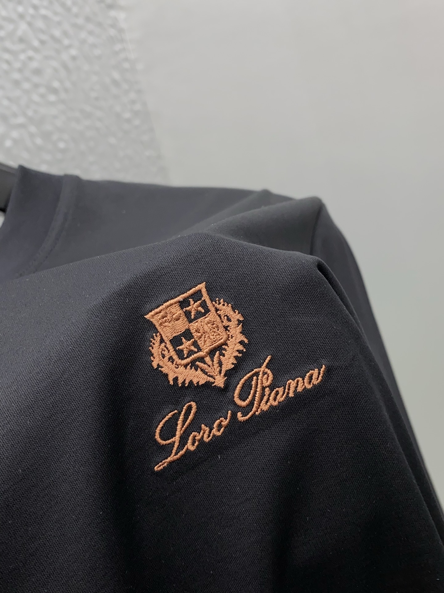 Loro Piana 诺悠翩雅 2026春夏新款首发专柜最新款圆领短袖 高端订制 设计前卫时尚！品牌lo