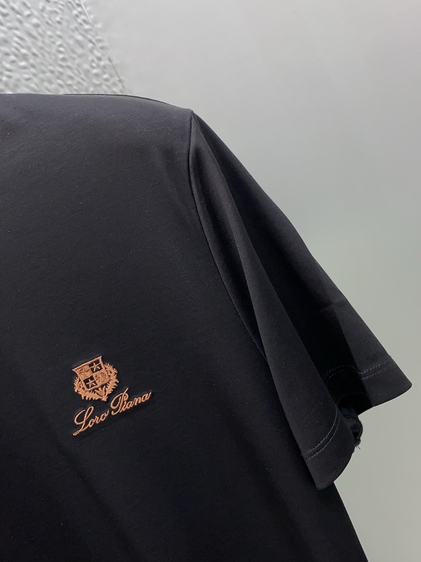 Loro Piana 诺悠翩雅 2026春夏新款首发专柜最新款圆领短袖 高端订制 设计前卫时尚！品牌lo
