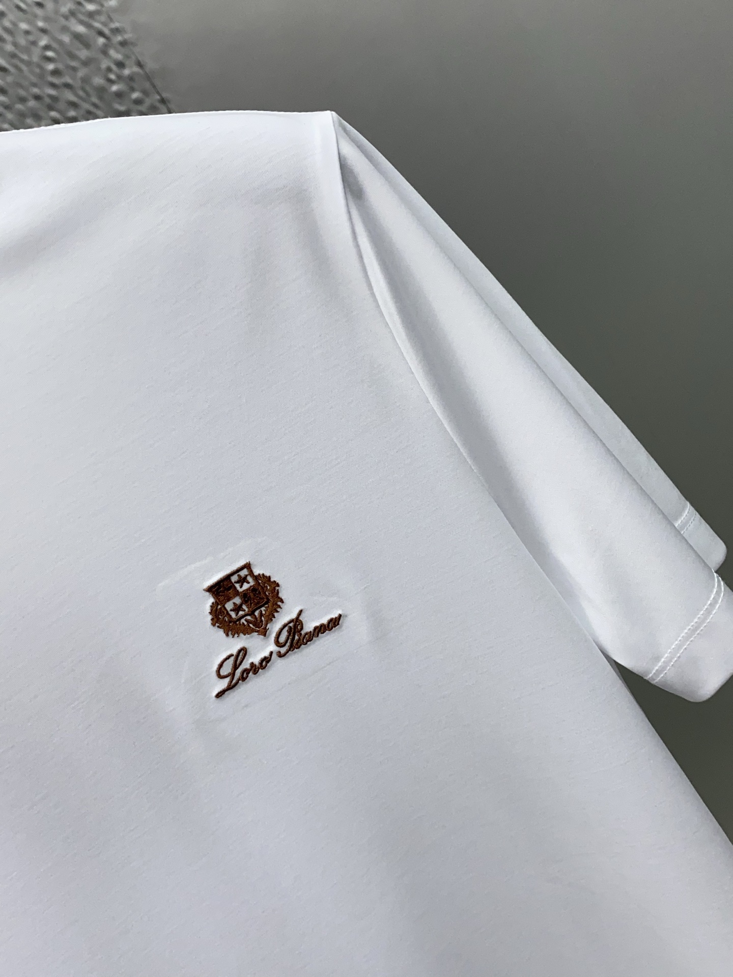 Loro Piana 诺悠翩雅 2026春夏新款首发专柜最新款圆领短袖 高端订制 设计前卫时尚！品牌lo