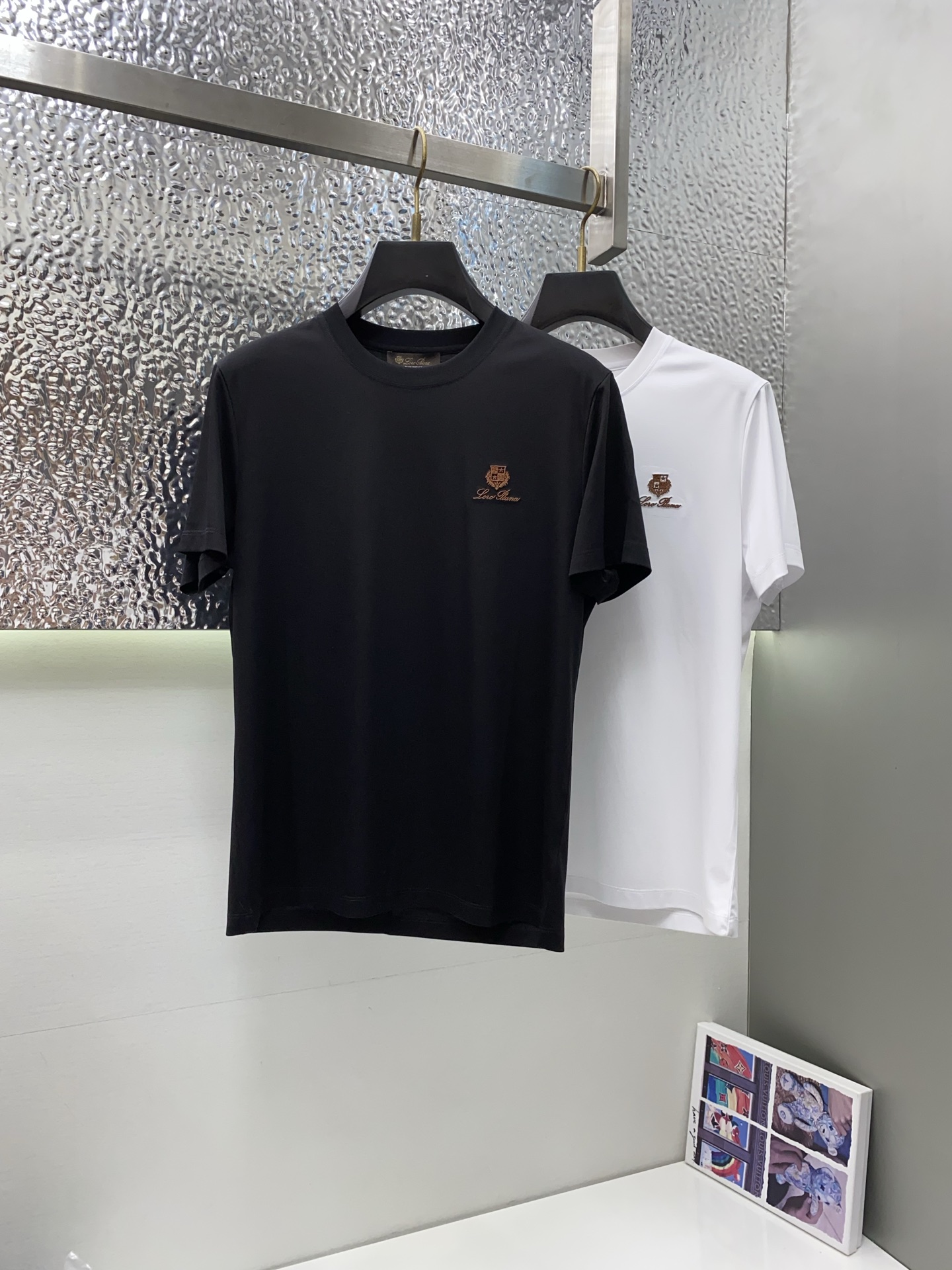 Loro Piana 诺悠翩雅 2026春夏新款首发专柜最新款圆领短袖 高端订制 设计前卫时尚！品牌lo