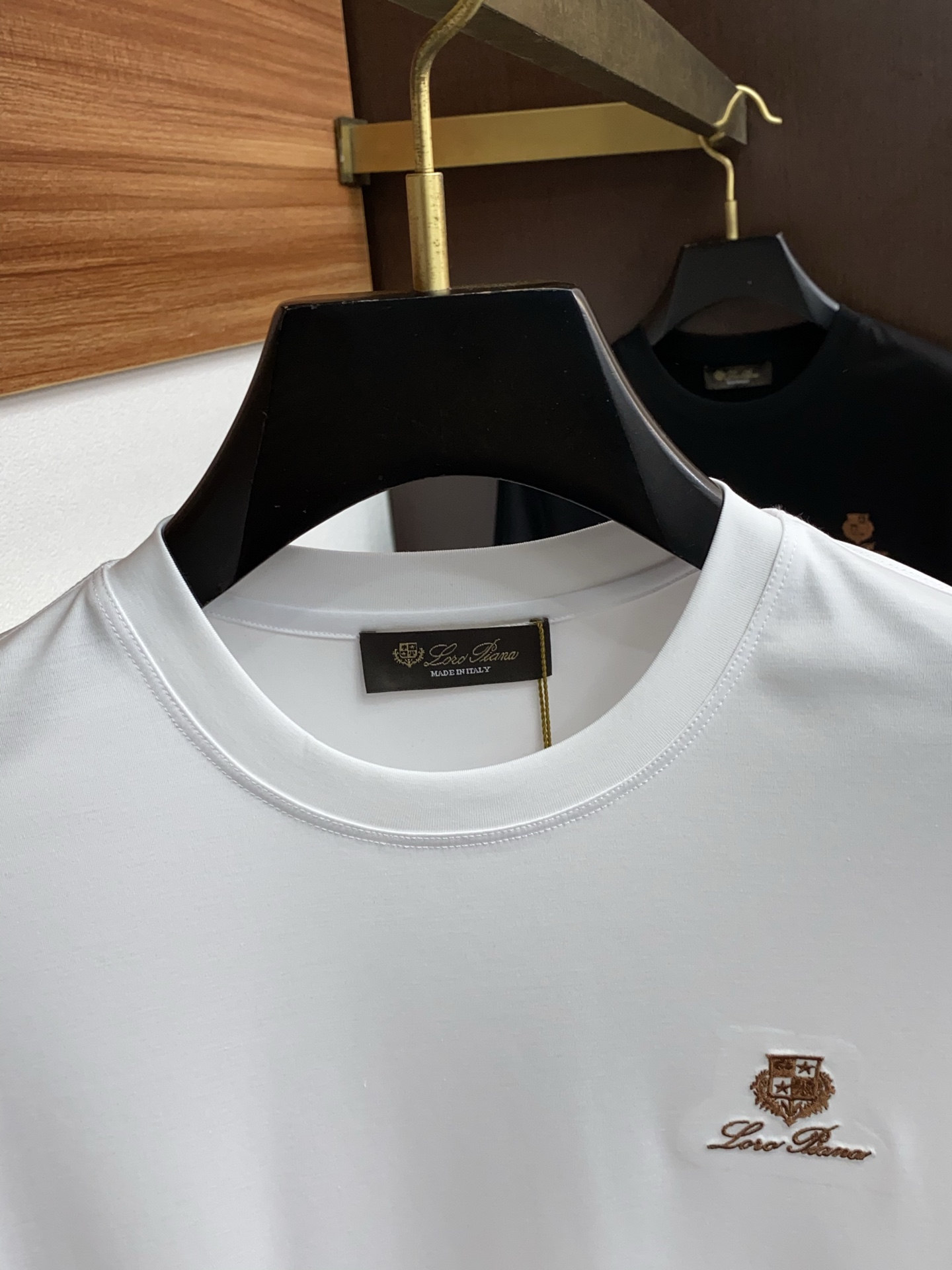 lP🆕 诺悠翩雅 2025春夏新款首发专柜最新款圆领短袖 高端订制 设计前卫时尚！品牌logo重工艺设计