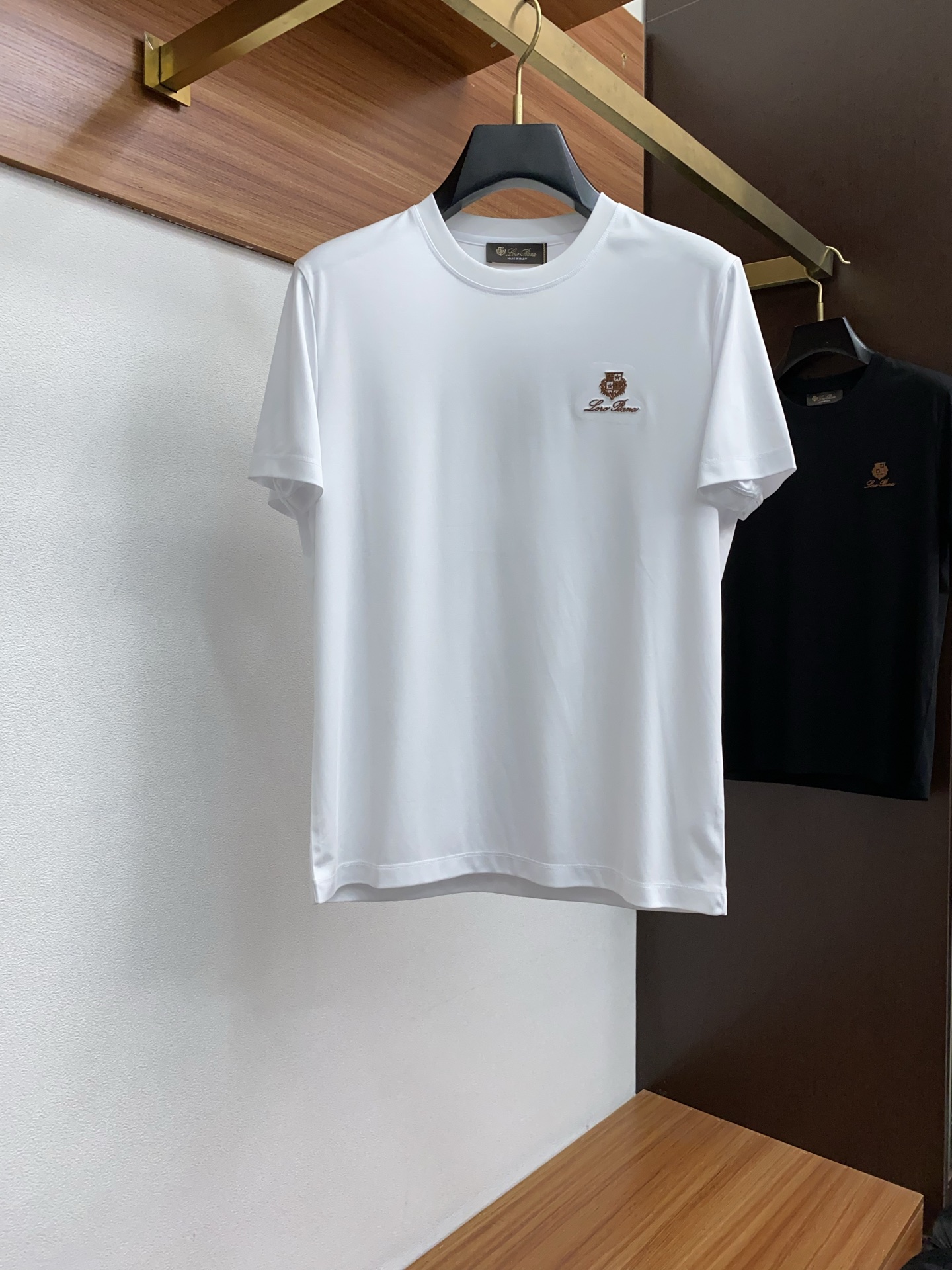 lP🆕 诺悠翩雅 2025春夏新款首发专柜最新款圆领短袖 高端订制 设计前卫时尚！品牌logo重工艺设计