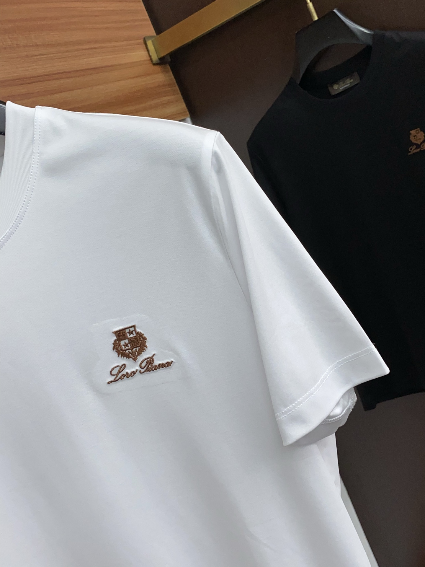 lP🆕 诺悠翩雅 2025春夏新款首发专柜最新款圆领短袖 高端订制 设计前卫时尚！品牌logo重工艺设计