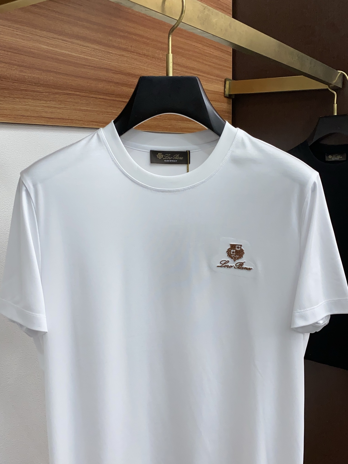 lP🆕 诺悠翩雅 2025春夏新款首发专柜最新款圆领短袖 高端订制 设计前卫时尚！品牌logo重工艺设计