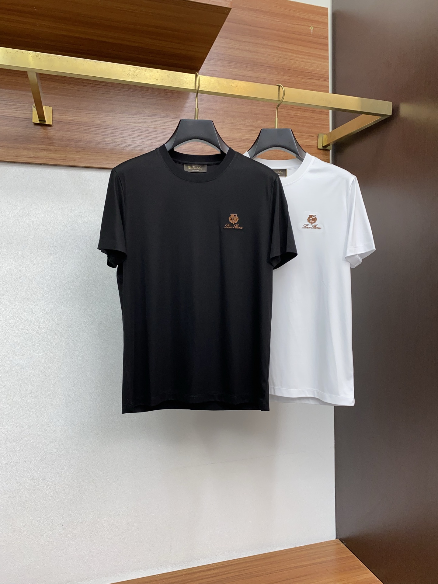 lP🆕 诺悠翩雅 2025春夏新款首发专柜最新款圆领短袖 高端订制 设计前卫时尚！品牌logo重工艺设计