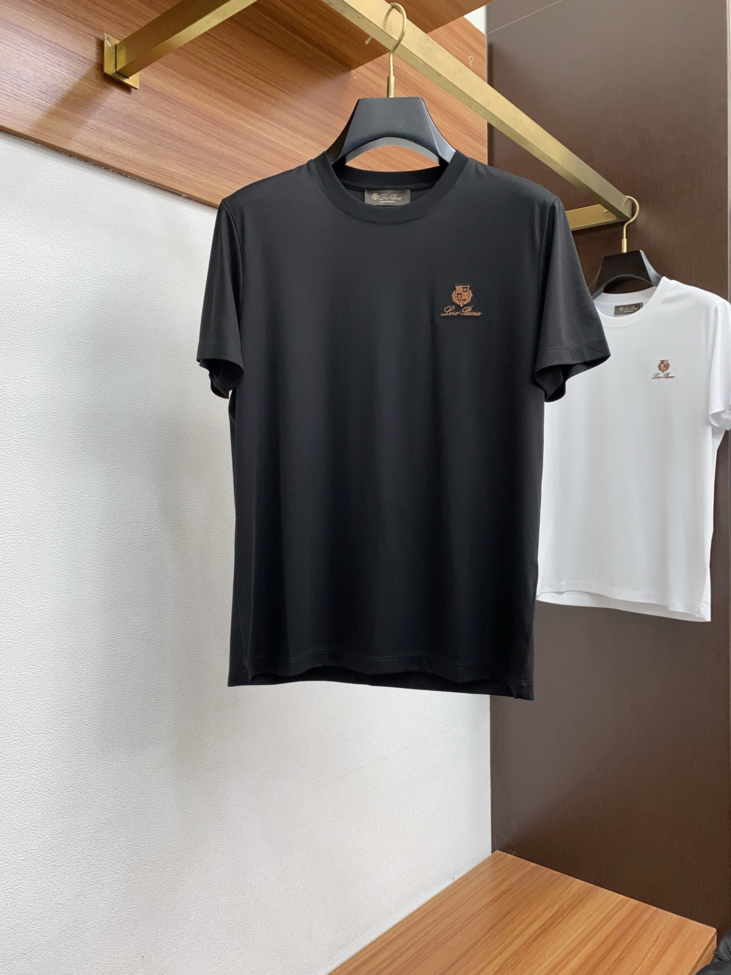 NO:502360,LP Noyou Pianya 2025 spring and summer new style first-time counter latest round neck short sleeves, high-end customization, avant-garde and fashionable design!  Brand logo heavy craft design, high-end customized 100 double-sided mercerated cotton fabric, soft feel, comfortable to wear, exquisite counter-level car line, fine workmanship, invincible and handsome upper body effect!  A must-have item for handsome men!  Code number M-3xL, loro piana, T-shirt, alexander wang19860909LP 诺悠翩雅 2025春夏新款首发专柜最新款圆领短袖 高端订制 设计前卫时尚！品牌logo重工艺设计 高端定制100支双面丝光棉面料.手感柔软.穿着舒适.专柜级别精致车线.做工精细.上身效果无敌帅气！型男必备单品！码数M-3xL,,loro piana,T-shirt,alexander wang,Men's clothing