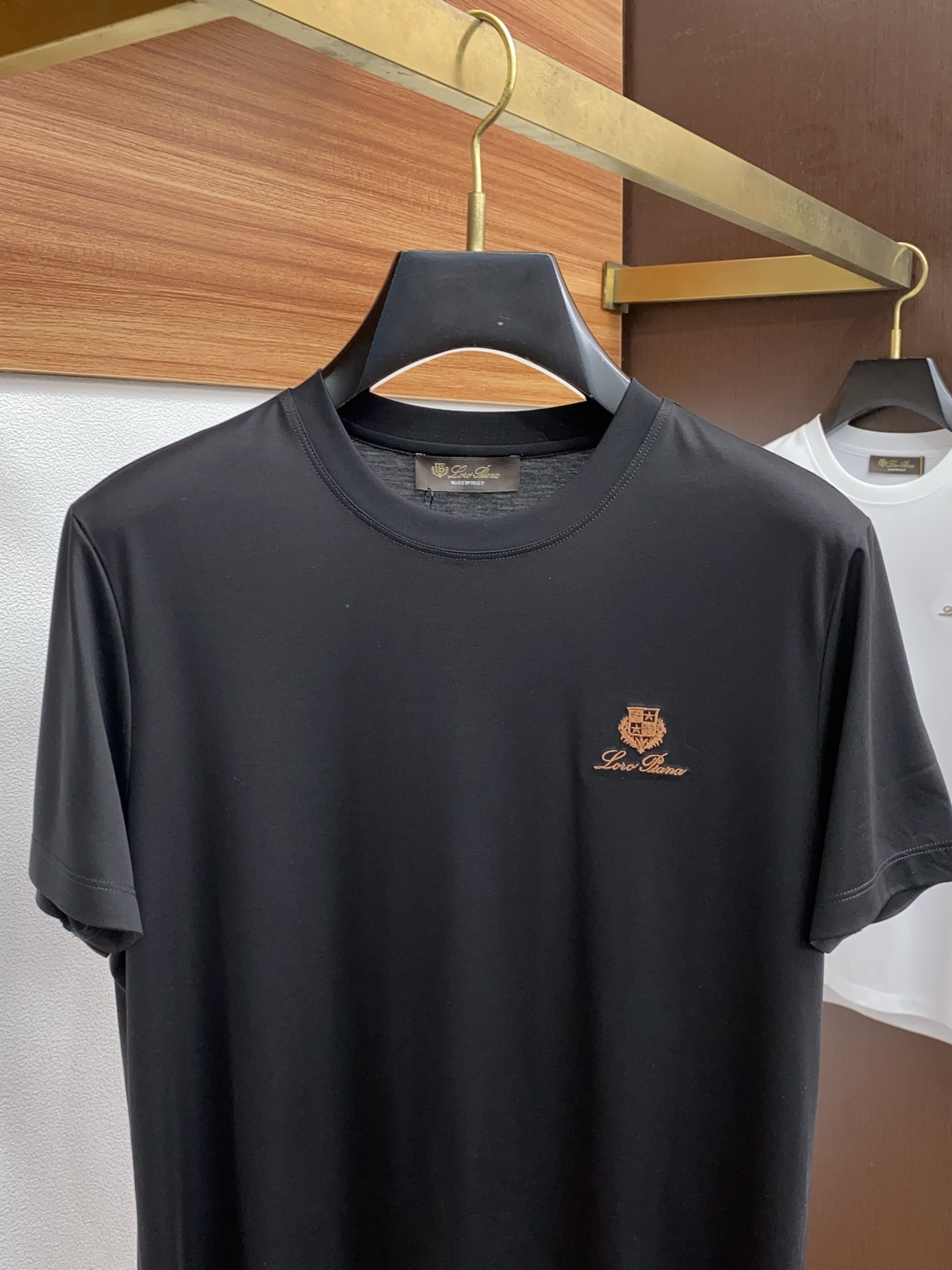 lP🆕 诺悠翩雅 2025春夏新款首发专柜最新款圆领短袖 高端订制 设计前卫时尚！品牌logo重工艺设计