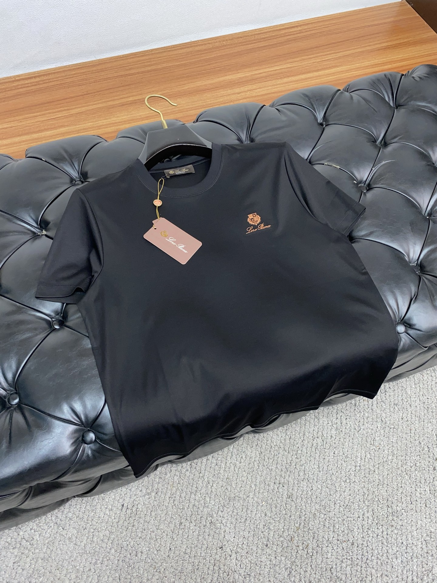 lP🆕 诺悠翩雅 2025春夏新款首发专柜最新款圆领短袖 高端订制 设计前卫时尚！品牌logo重工艺设计