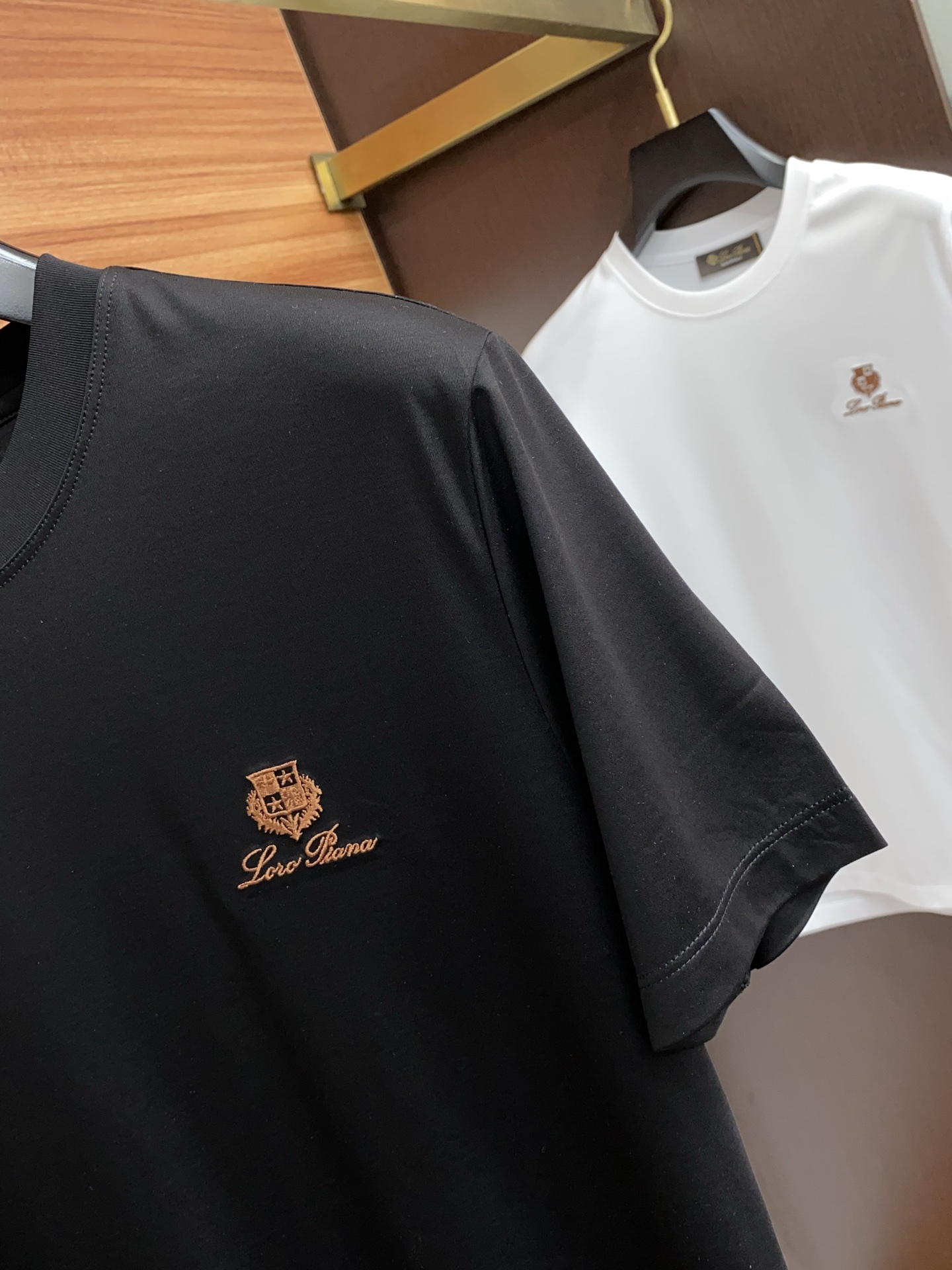 lP🆕 诺悠翩雅 2025春夏新款首发专柜最新款圆领短袖 高端订制 设计前卫时尚！品牌logo重工艺设计