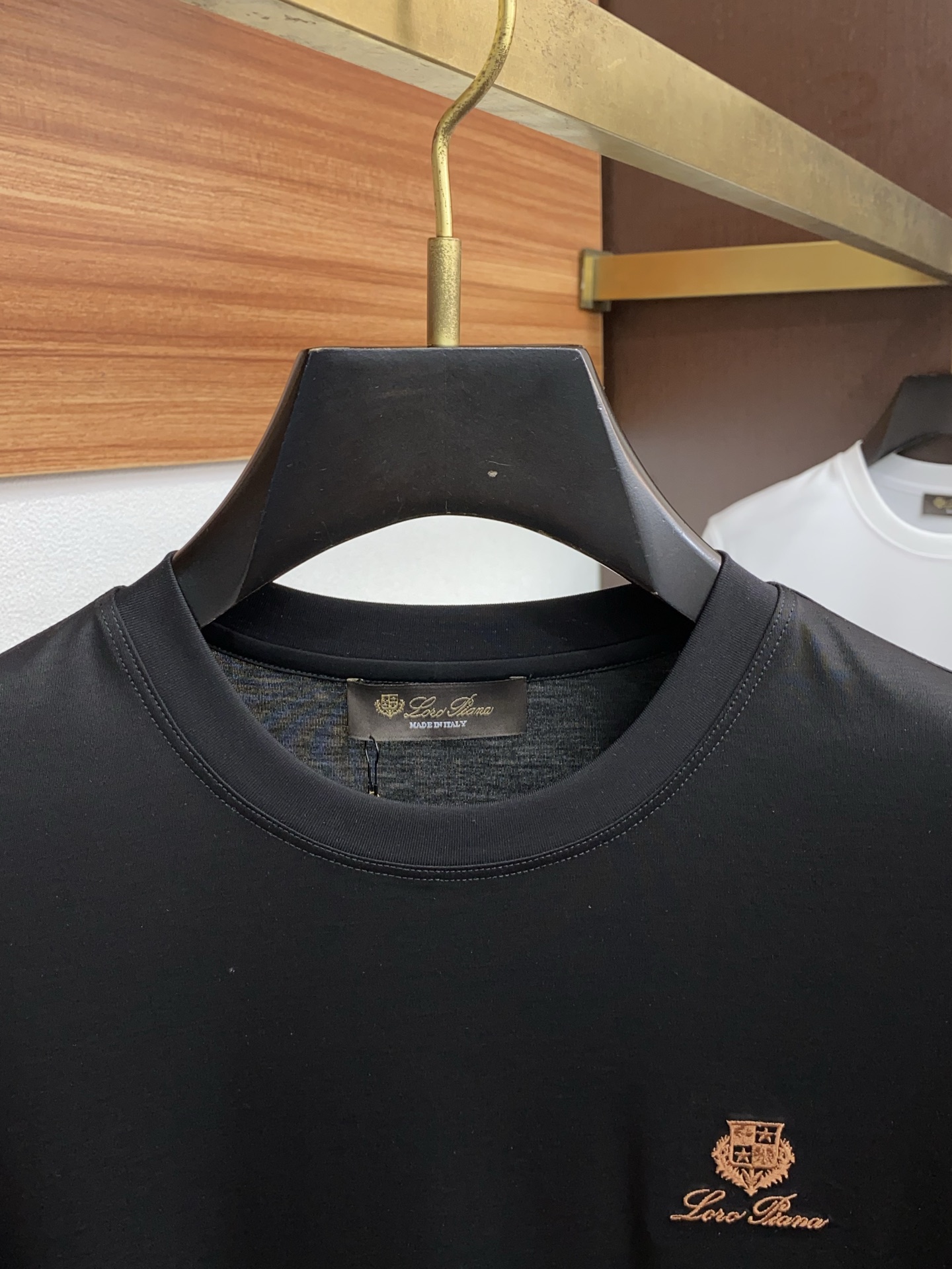 lP🆕 诺悠翩雅 2025春夏新款首发专柜最新款圆领短袖 高端订制 设计前卫时尚！品牌logo重工艺设计