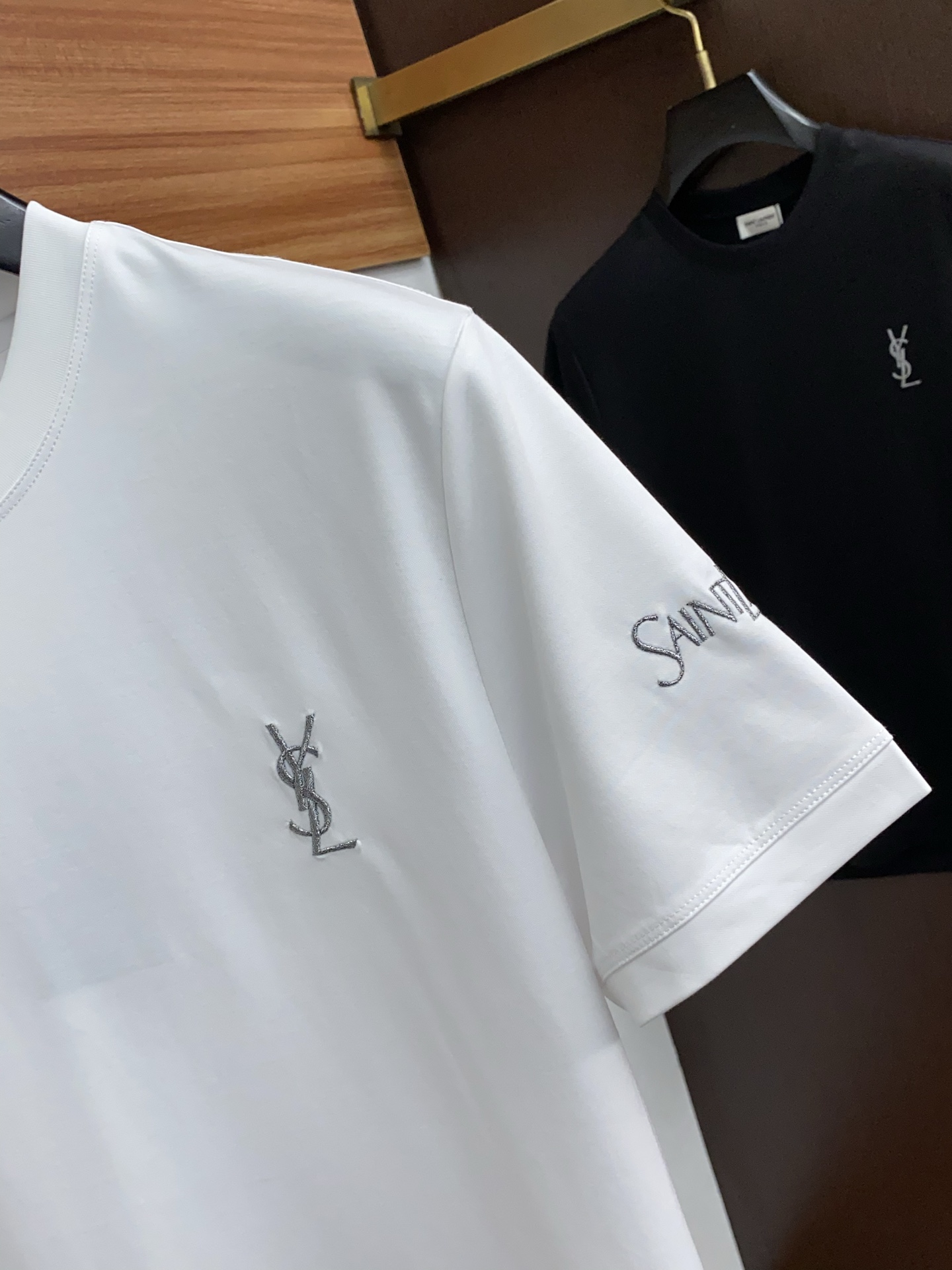  圣罗兰 2025春夏新款首发专柜最新款圆领短袖 高端订制 设计前卫时尚！品牌logo重工艺设计 高端定