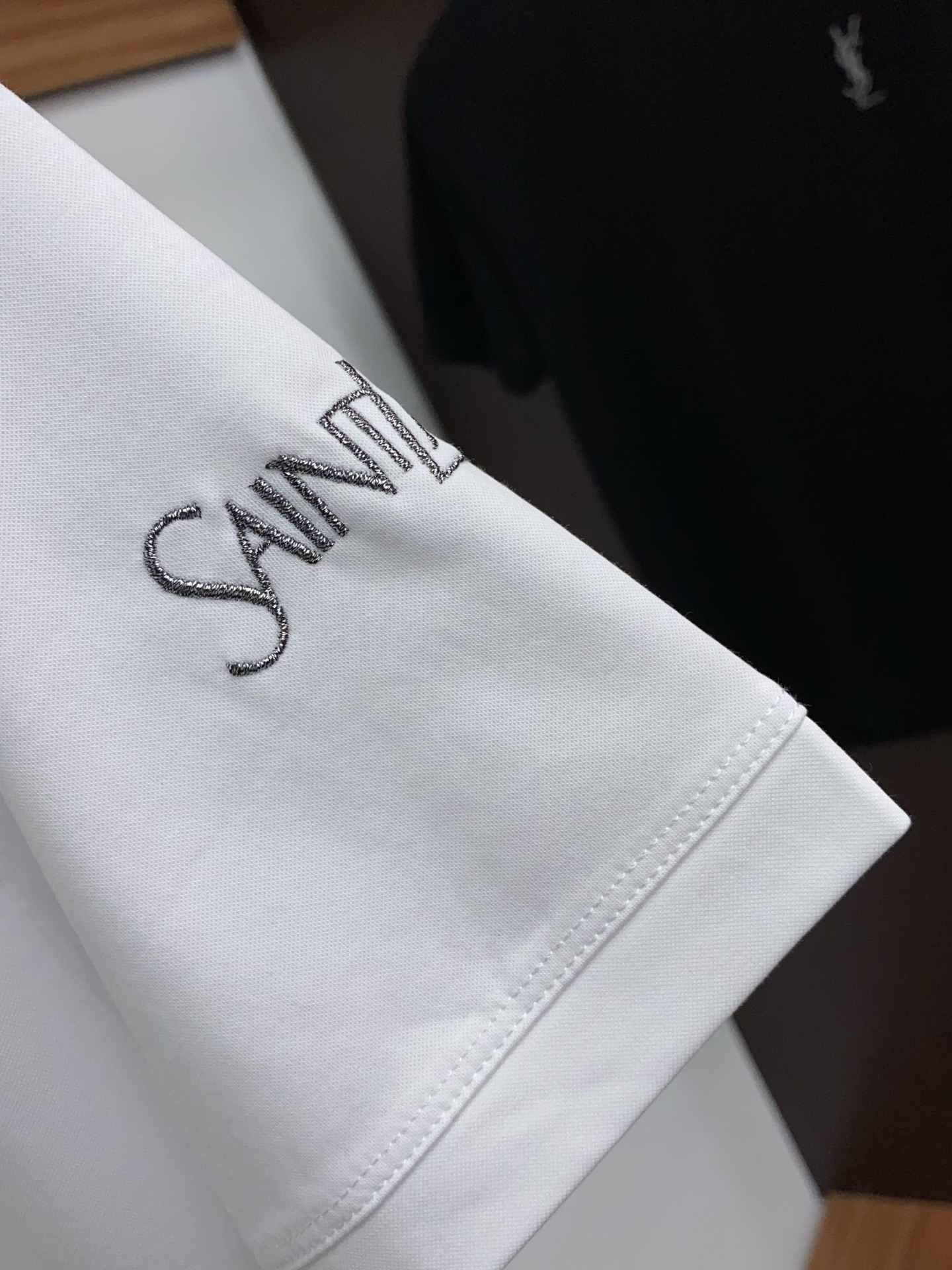  圣罗兰 2025春夏新款首发专柜最新款圆领短袖 高端订制 设计前卫时尚！品牌logo重工艺设计 高端定