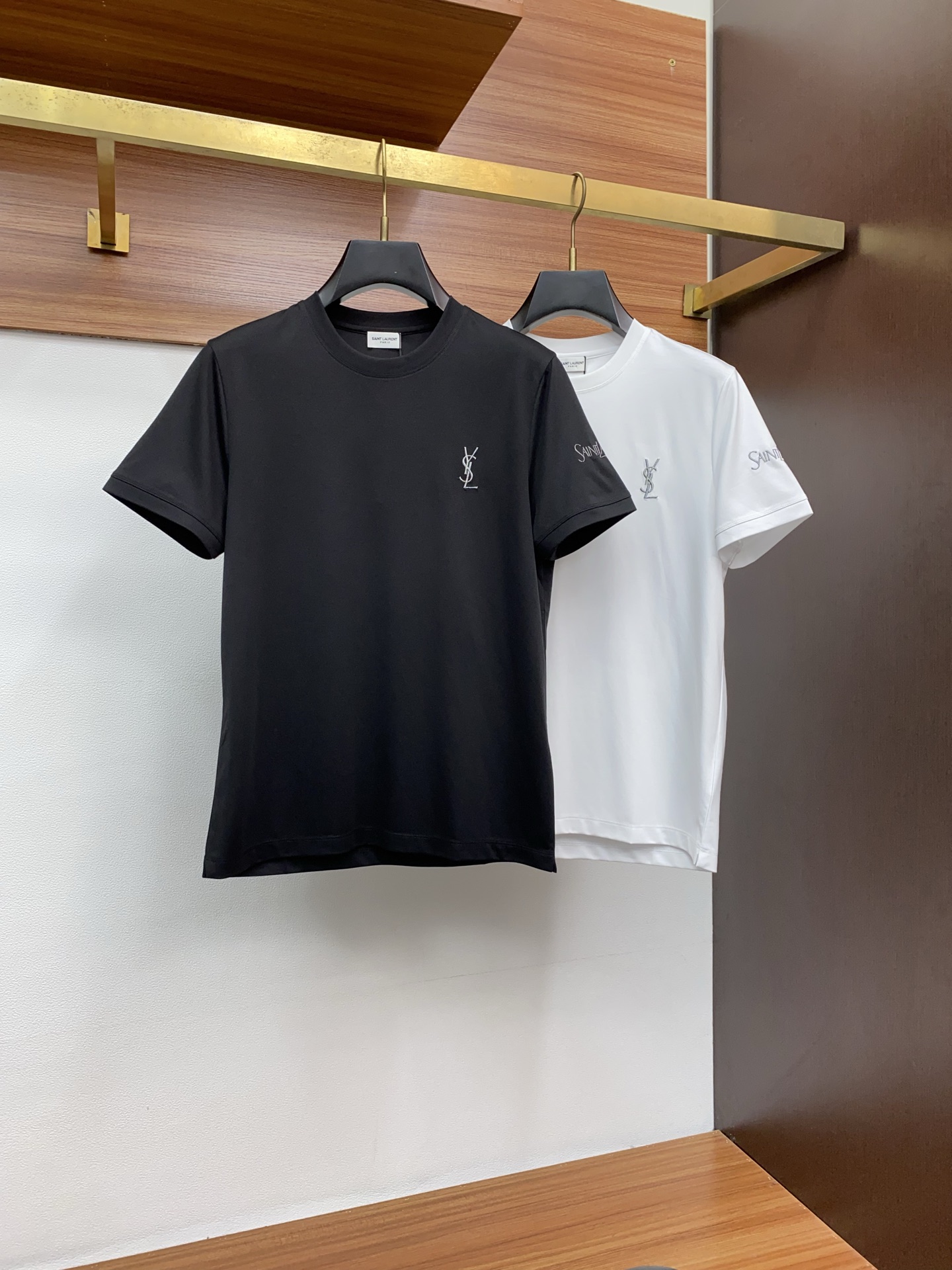  圣罗兰 2025春夏新款首发专柜最新款圆领短袖 高端订制 设计前卫时尚！品牌logo重工艺设计 高端定