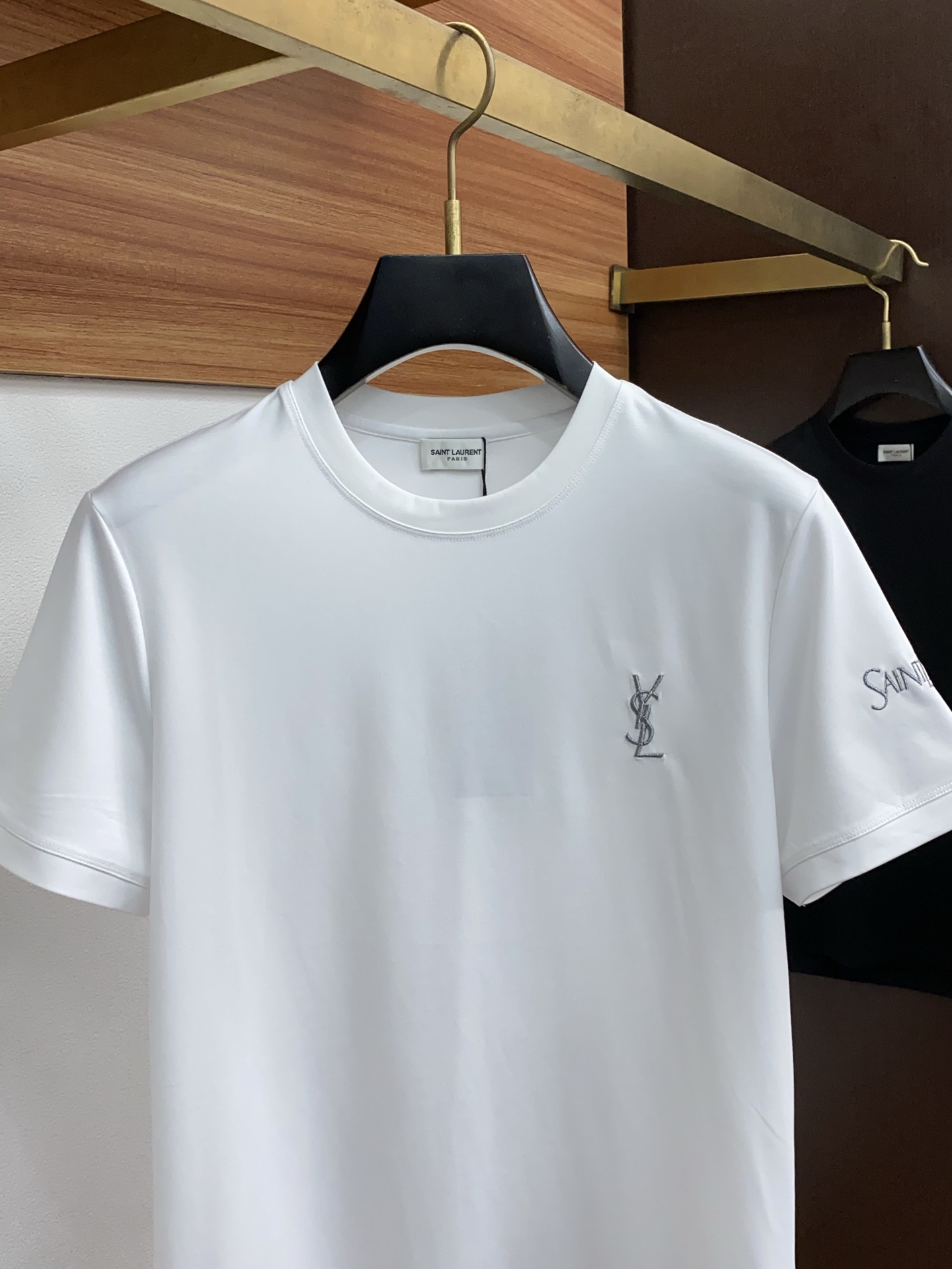  圣罗兰 2025春夏新款首发专柜最新款圆领短袖 高端订制 设计前卫时尚！品牌logo重工艺设计 高端定