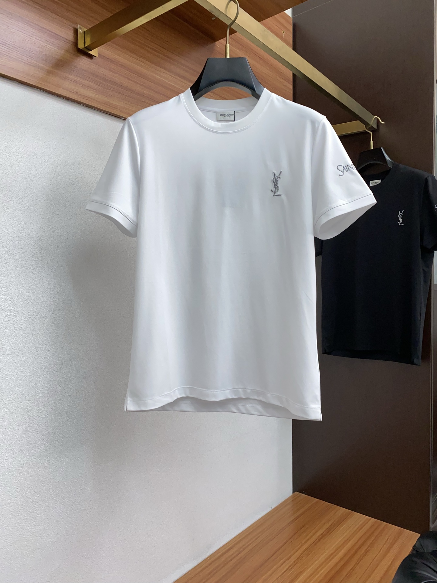  圣罗兰 2025春夏新款首发专柜最新款圆领短袖 高端订制 设计前卫时尚！品牌logo重工艺设计 高端定