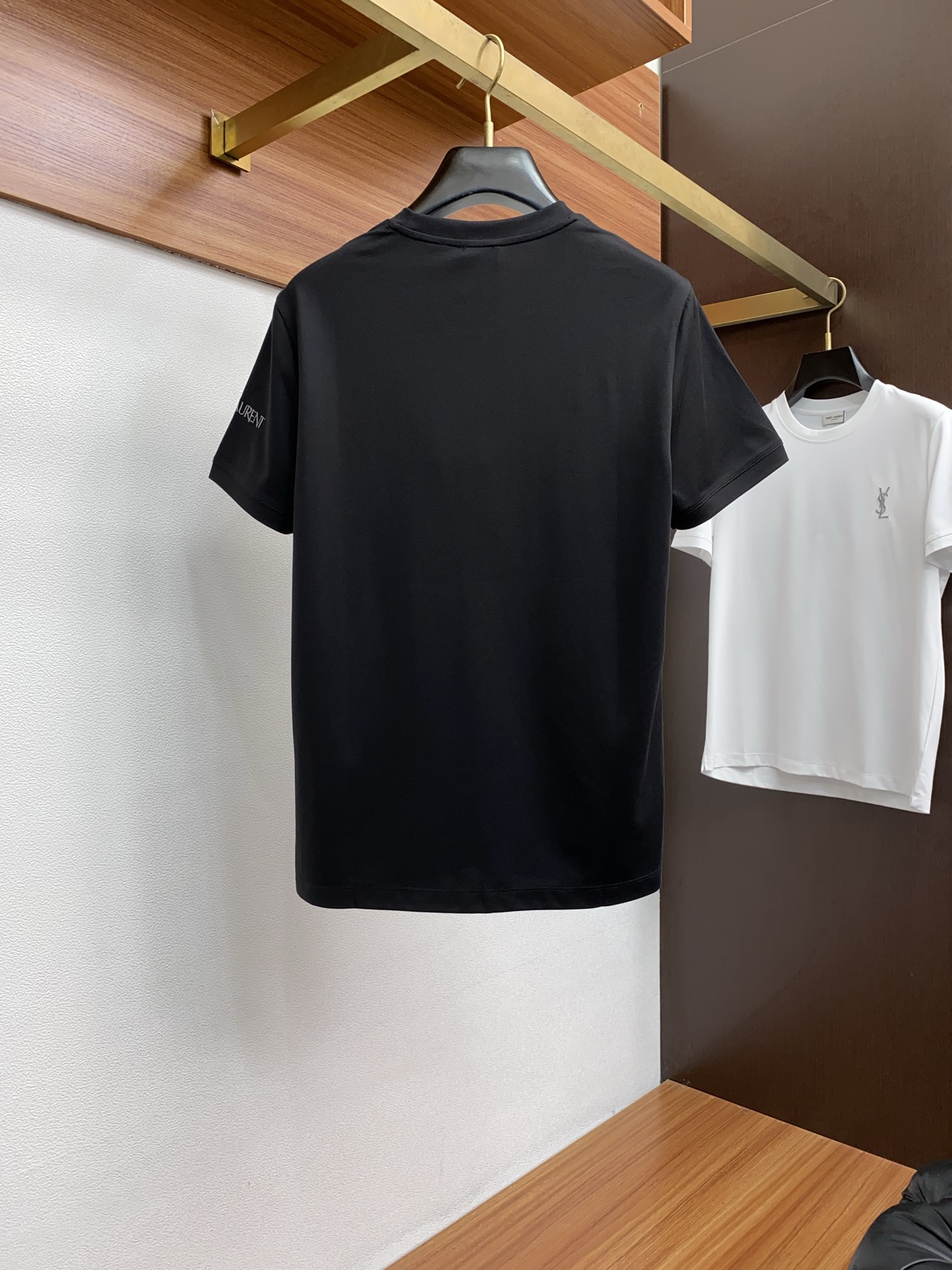  圣罗兰 2025春夏新款首发专柜最新款圆领短袖 高端订制 设计前卫时尚！品牌logo重工艺设计 高端定