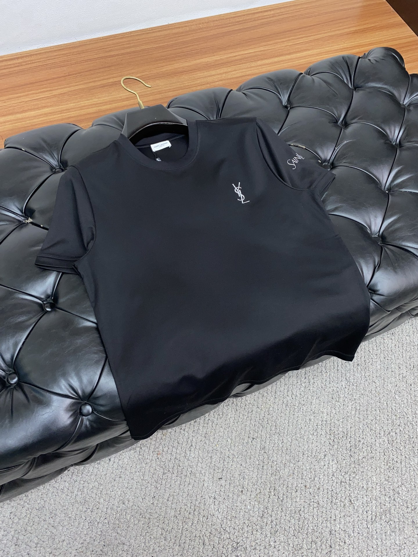  圣罗兰 2025春夏新款首发专柜最新款圆领短袖 高端订制 设计前卫时尚！品牌logo重工艺设计 高端定